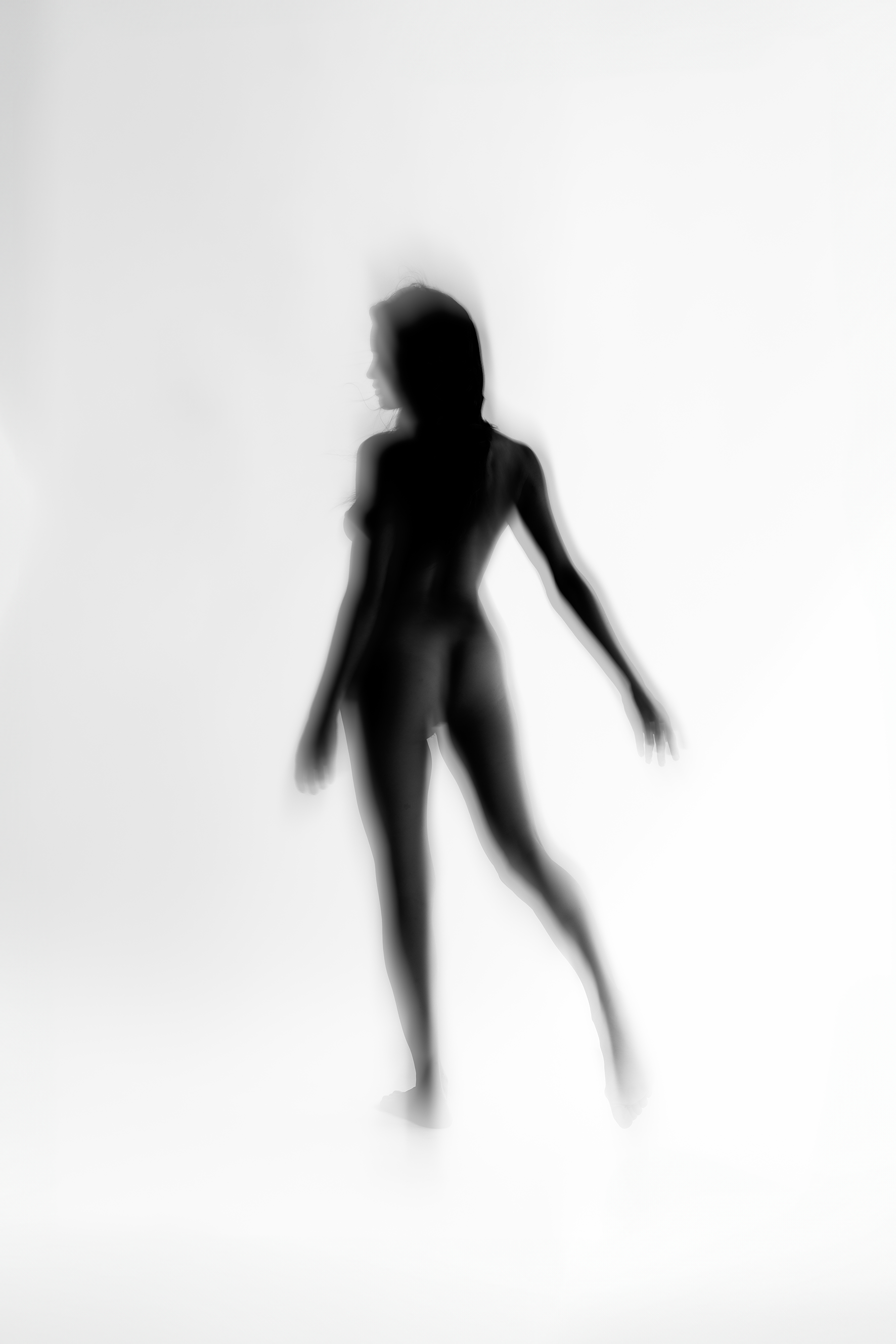 La Danse de l’Allure V: silueta femenina de pie, piernas separadas y brazos bajos, fondo claro de estudio.