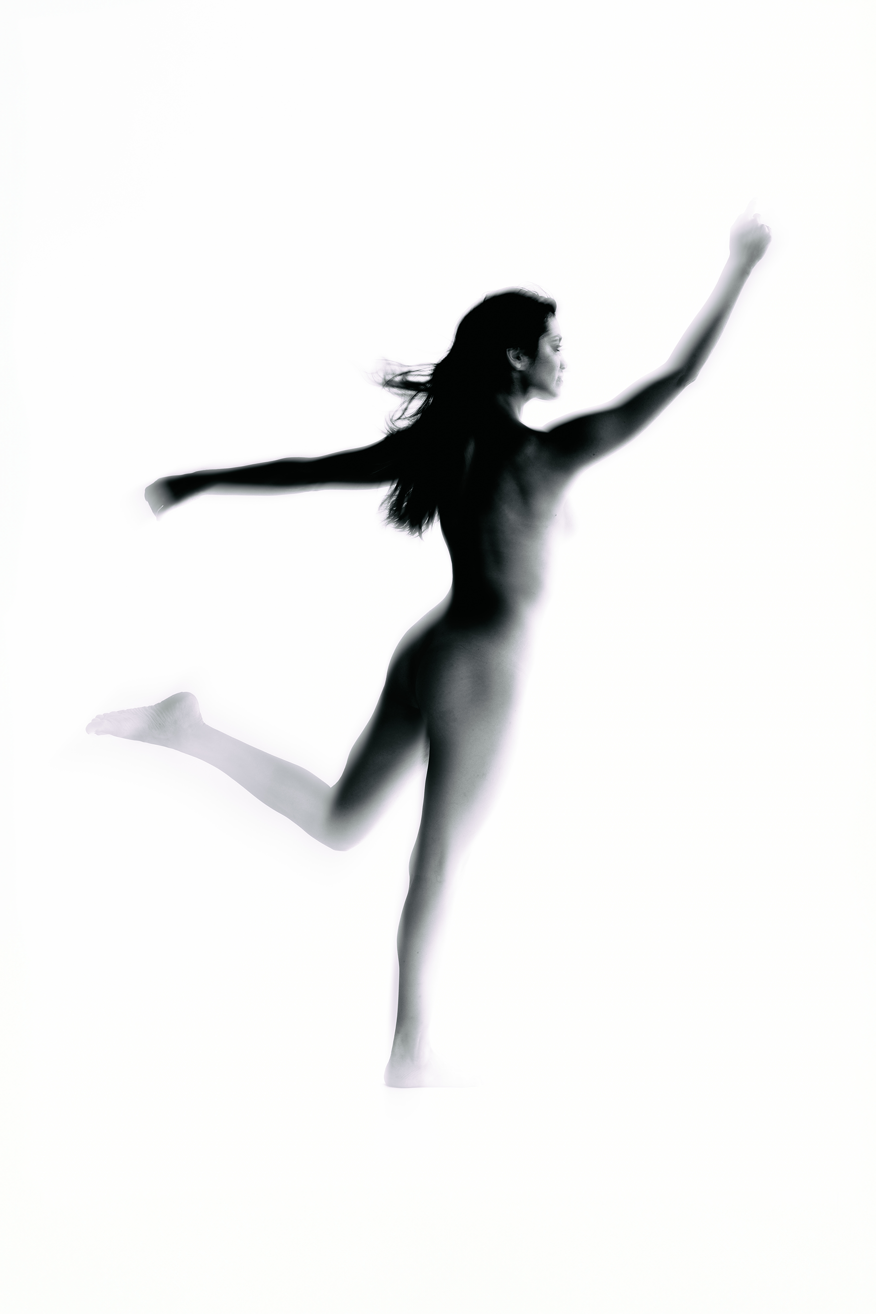 La Danse de l’Allure IV: silueta femenina en salto, brazos abiertos y pierna extendida hacia atrás.