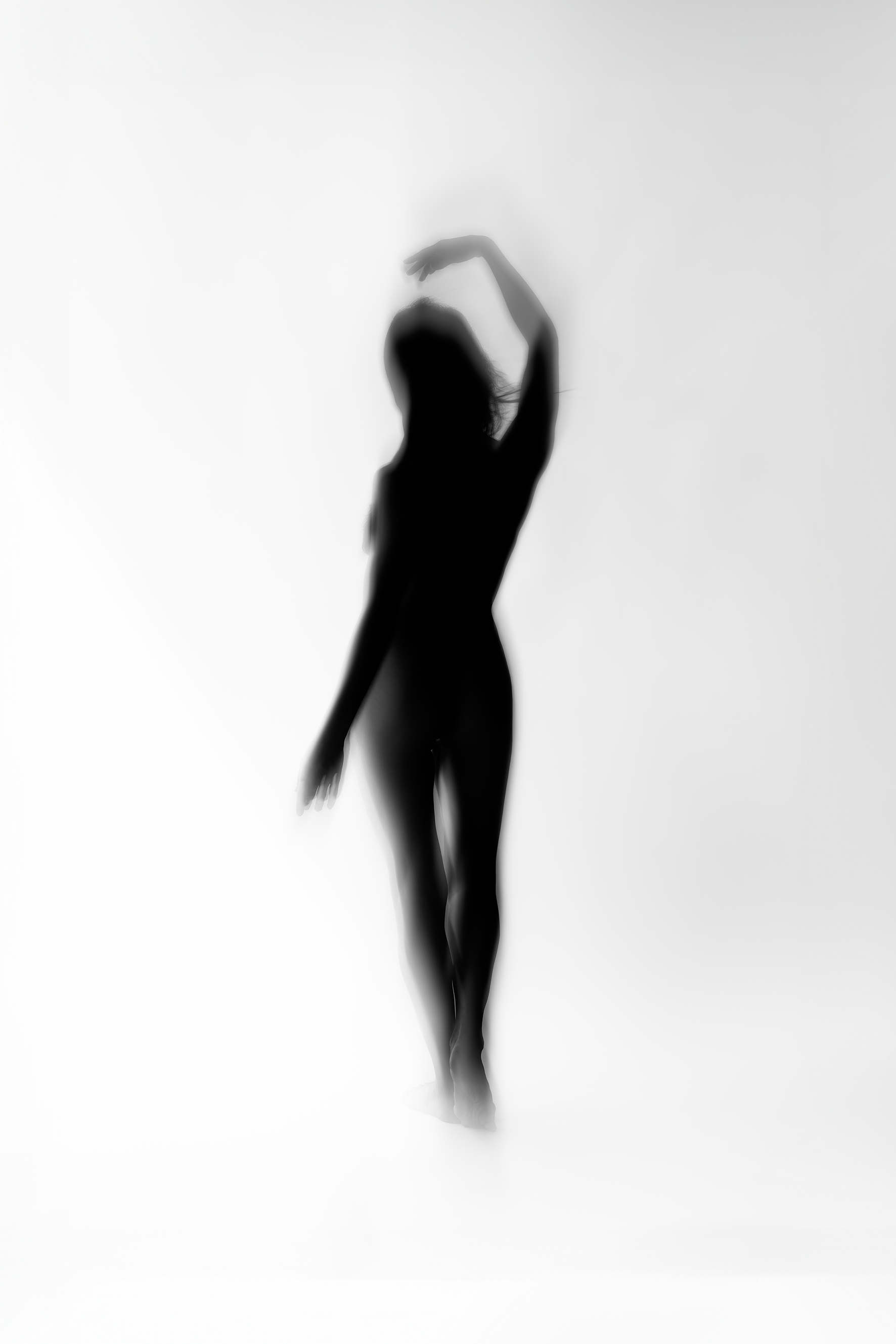 La Danse de l’Allure I: silueta femenina en movimiento sobre fondo claro, brazos alzados sobre la cabeza.