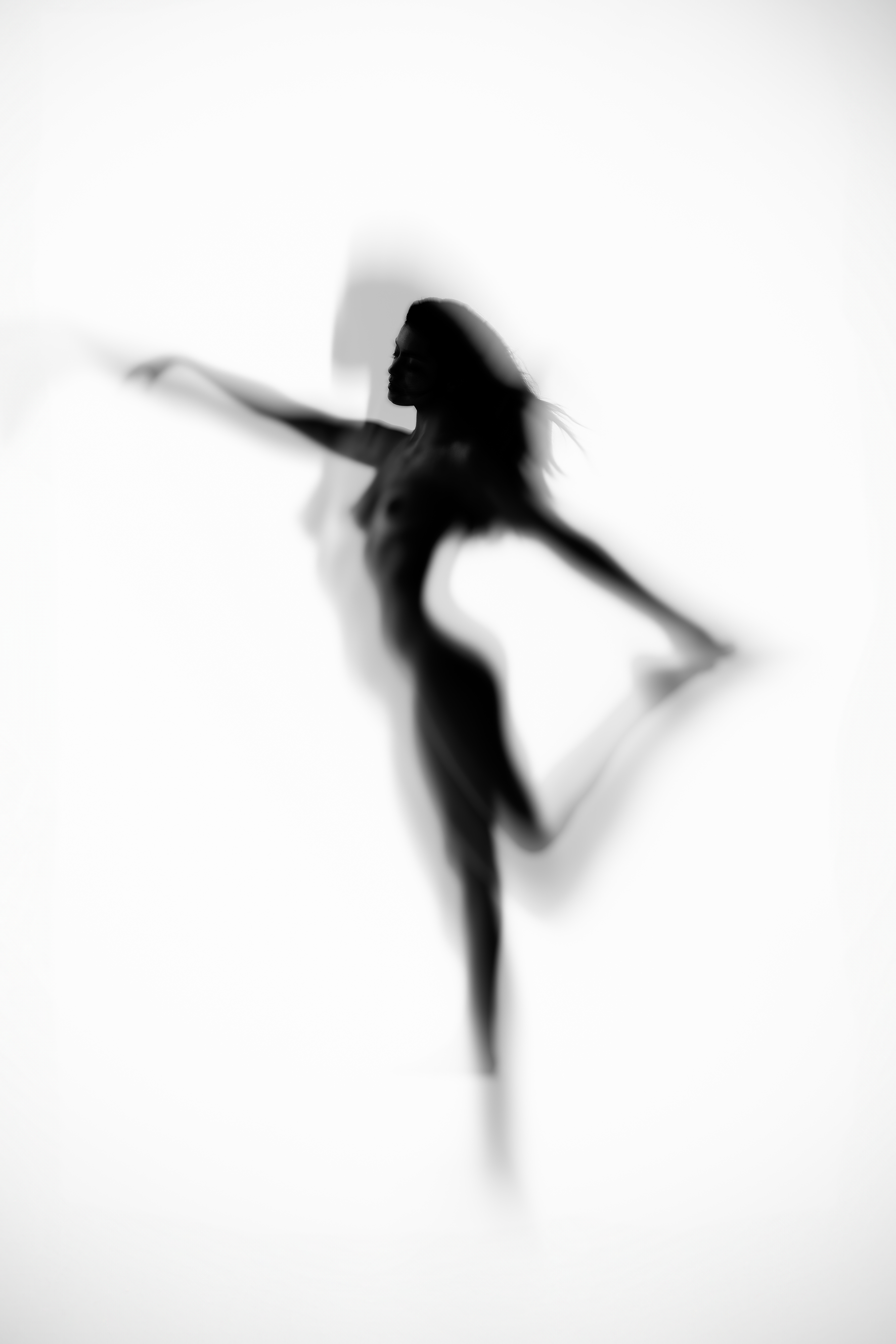 La Danse de l’Allure III: silueta femenina en movimiento, torso inclinado y brazo extendido hacia atrás.