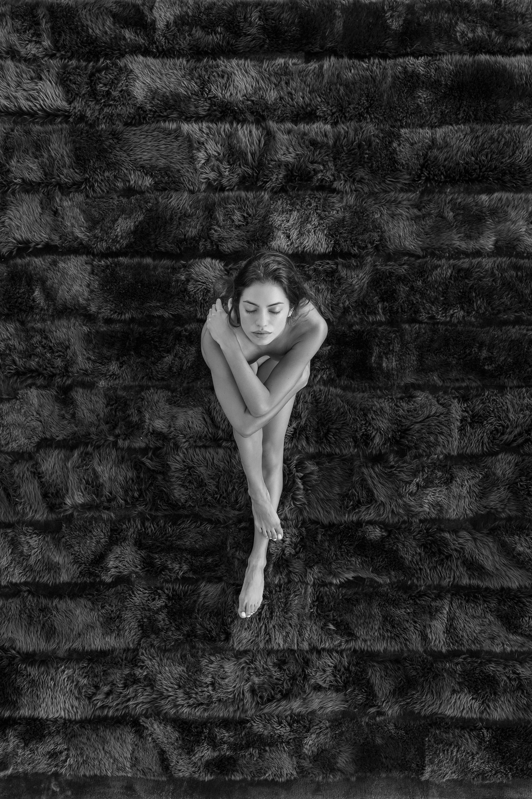 Haiku Series: Asana I, fine art en blanco y negro de Charlie Navarro: cuerpo recogido sobre un lecho de piel, claroscuro.