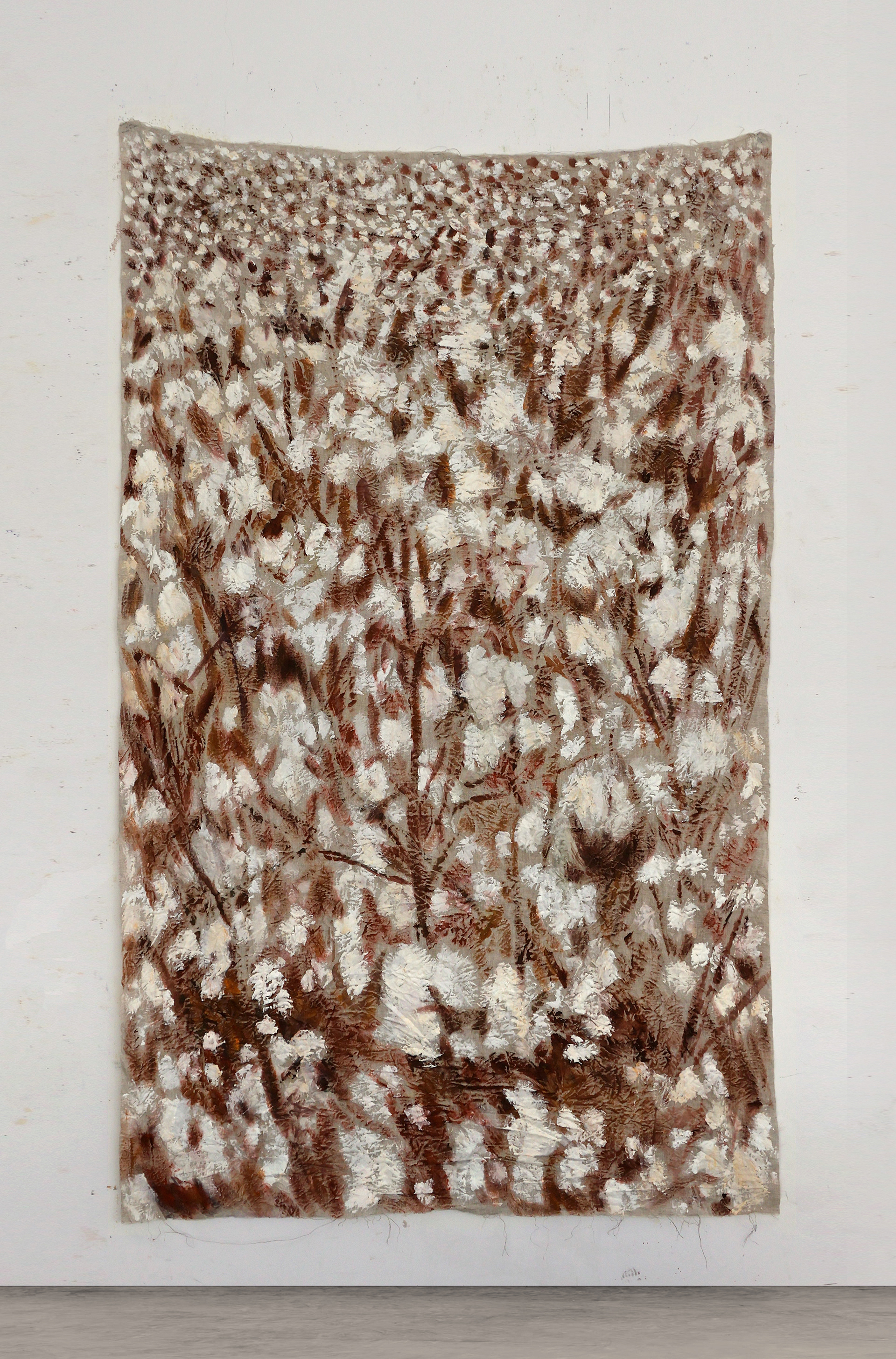 140 dias de Sol, 2024. Oil on crumpled linen. 198 x 114 cm.
