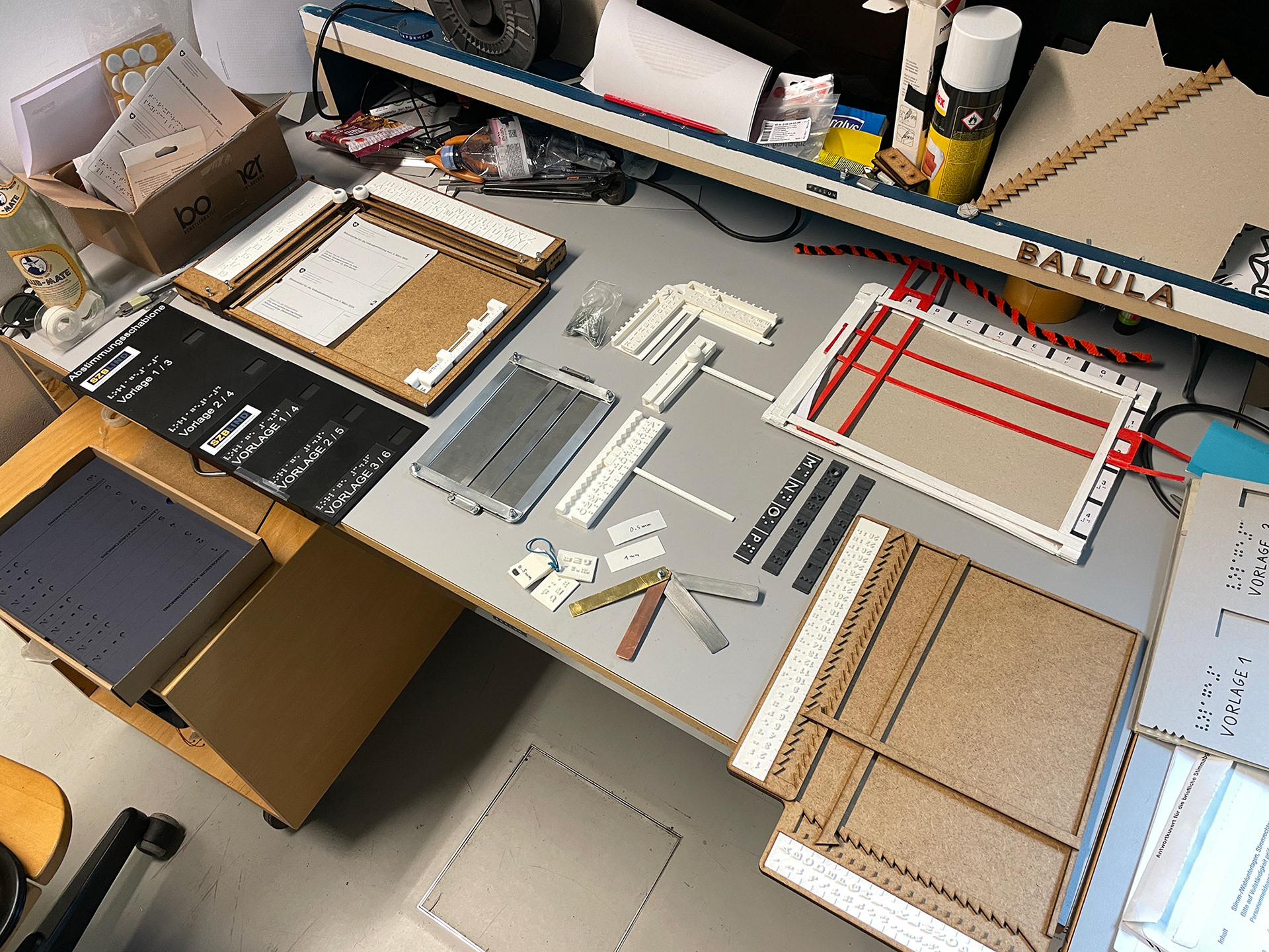 Different experiments of the functions and the materials of the voting kit