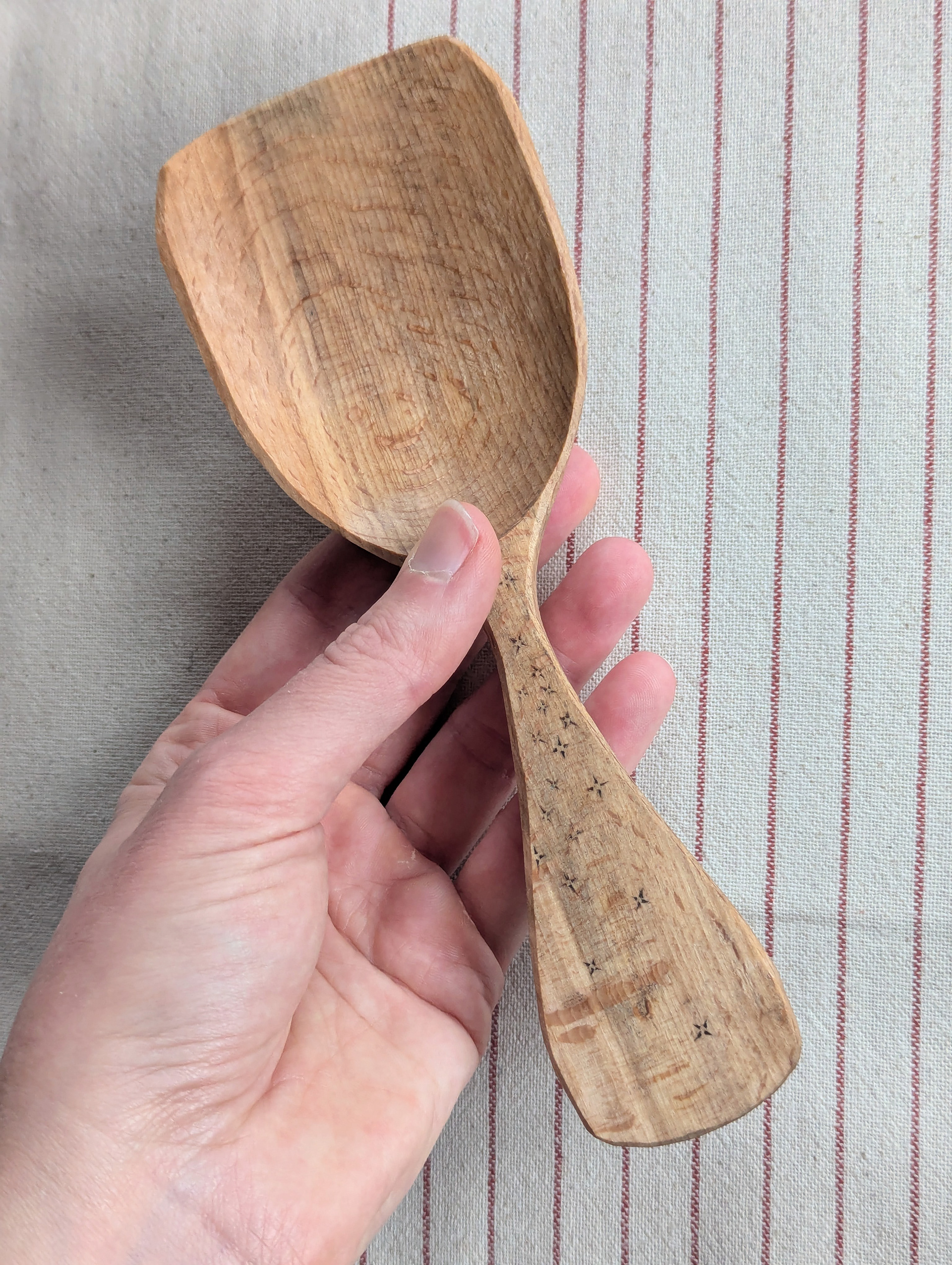 No. 07 / Koch-/Servierlöffel mit Kolrosing-Dekor - 19 cm - Buche, Zimt, Hanföl - 26 €