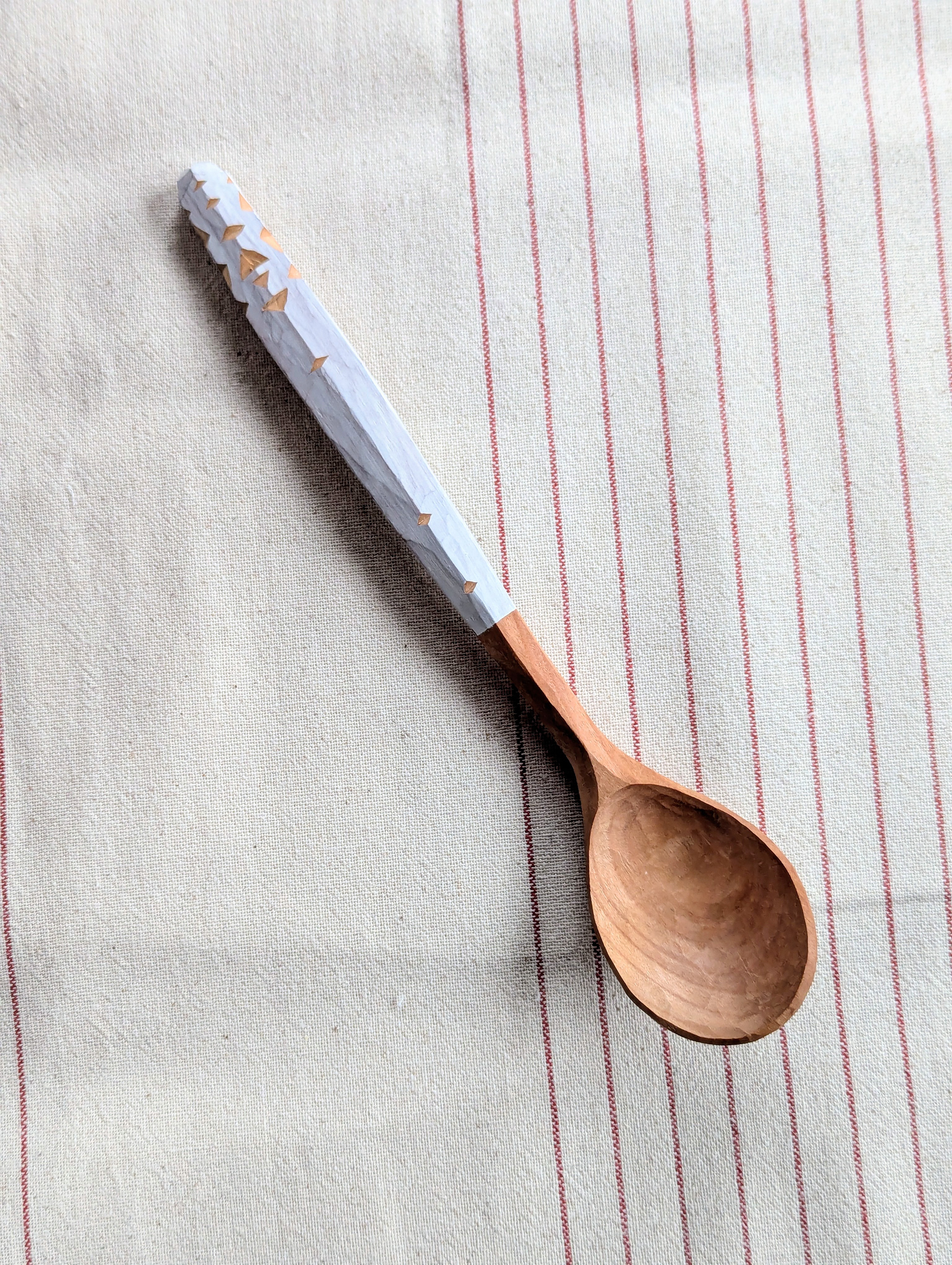 VERKAUFT - No. 21 / Esslöffel mit Kerbschnitzdekor- 22 cm - Kirsche, Milk Paint, Hanföl - 26 €