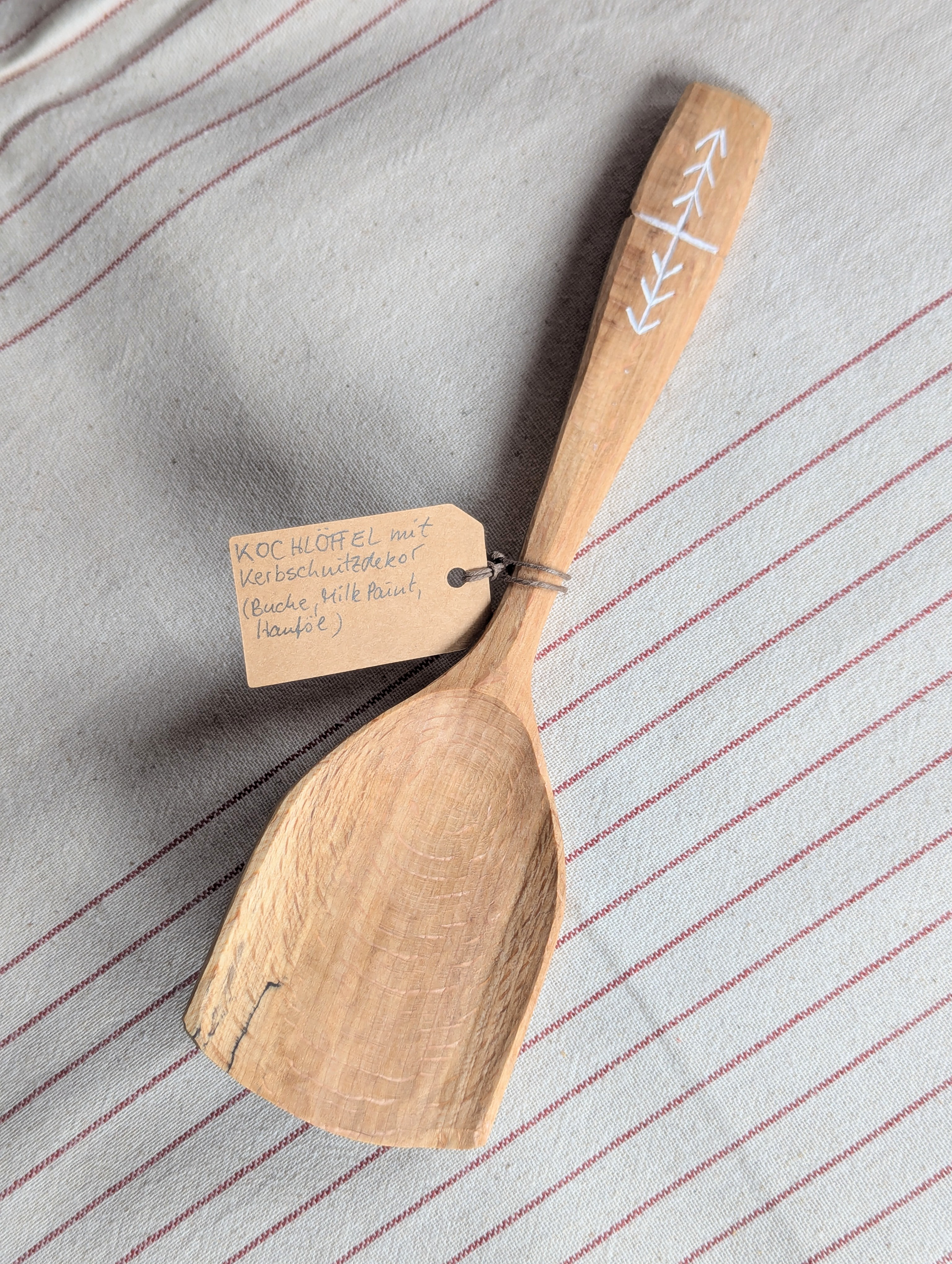 VERKAUFT - No. 08 / Koch-/Servierlöffel mit Kerbschnitzdekor - 22 cm - Buche, Milk Paint, Hanföl - 26 €