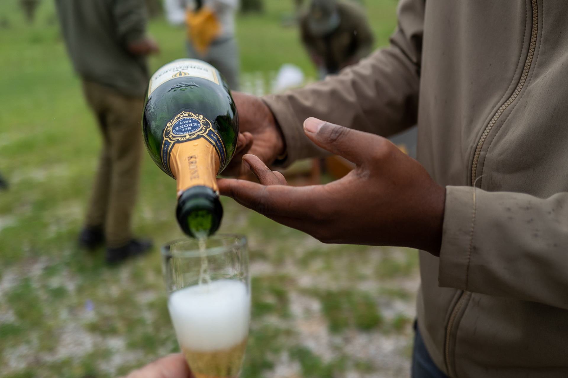 Bubbly Pour Alter Serengeti Flight