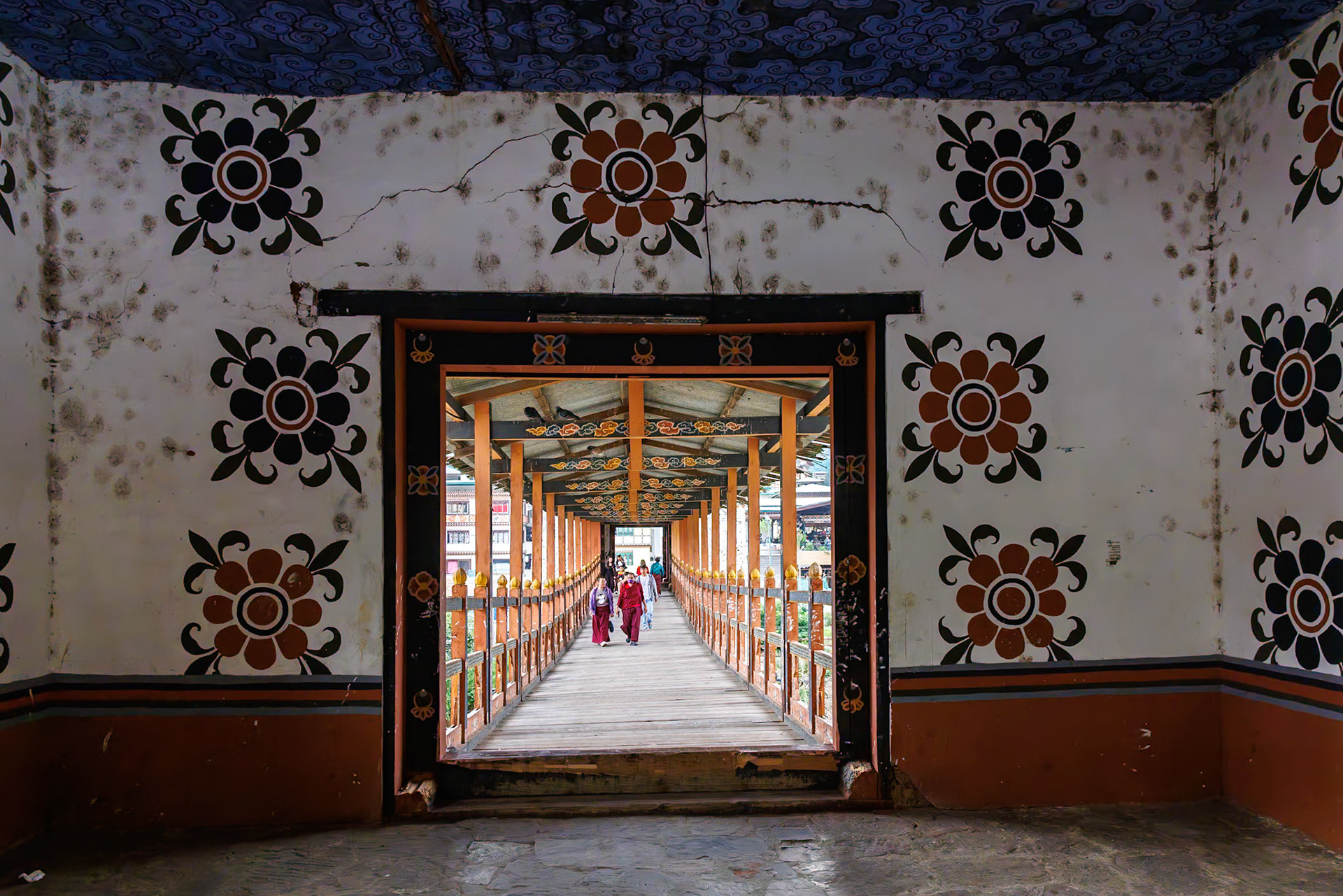 A cantilever bridge on the Wang Chhu River.