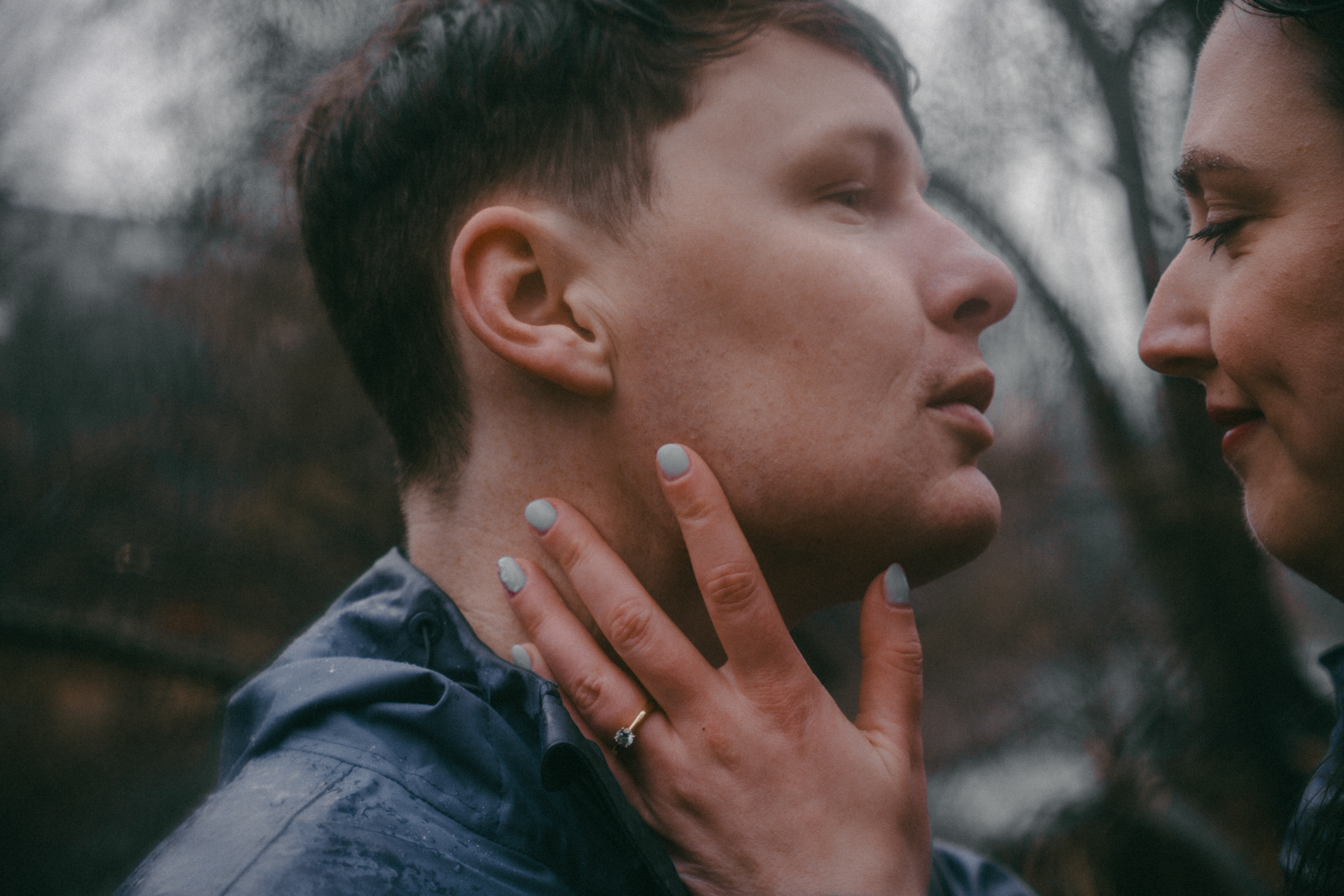 couple kissing in Central Park