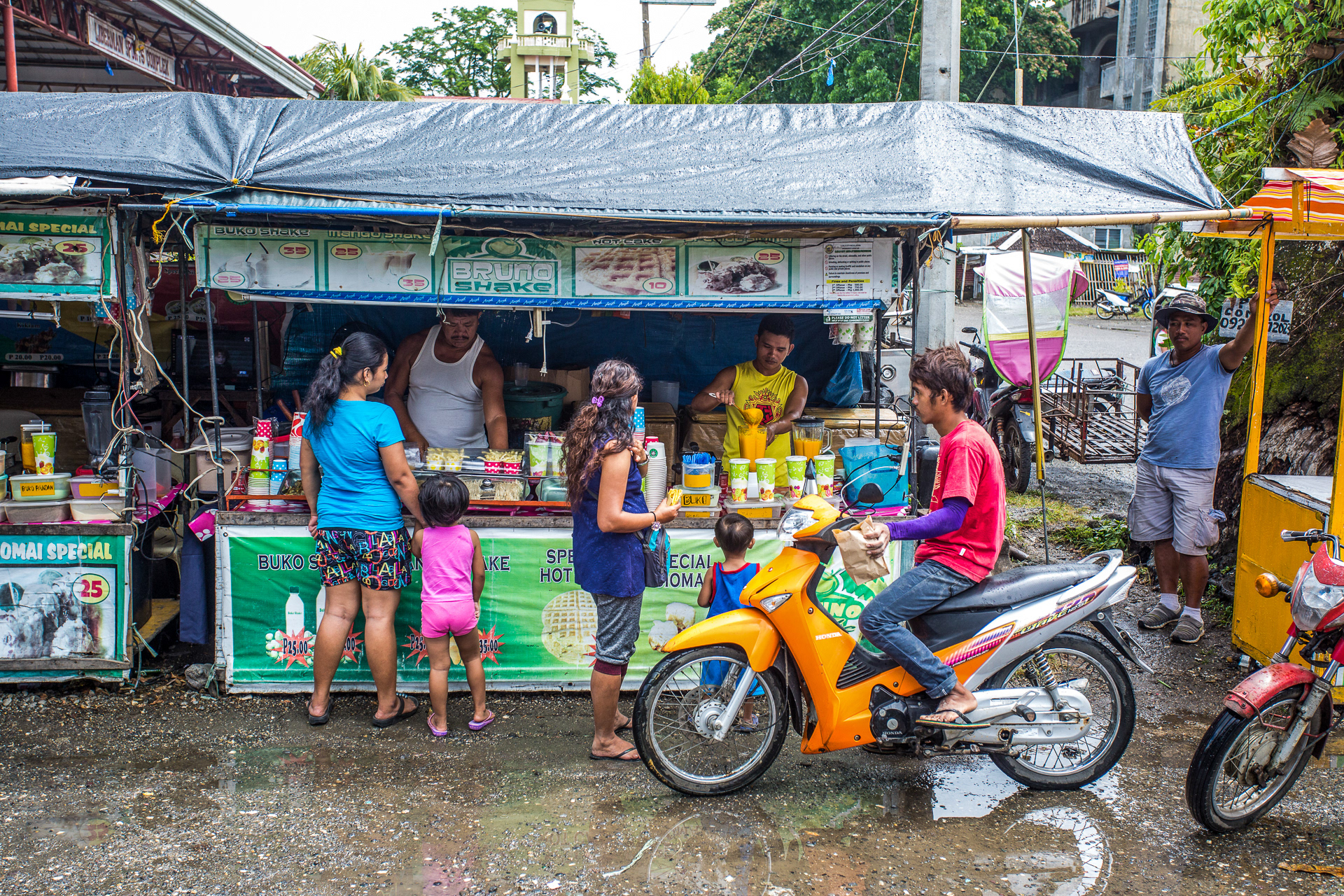 Snack stop on the route to San Isidro.