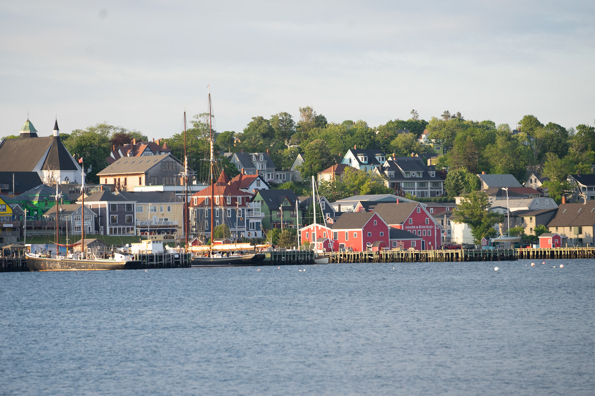 Lunenburg (NS) - Bold colors. Wooden homes leaning into the wind. Lunenburg blends history and salt air with a kind of charm you can’t fake. Life here moves gently — like the fishing boats drifting into harbour at dusk.