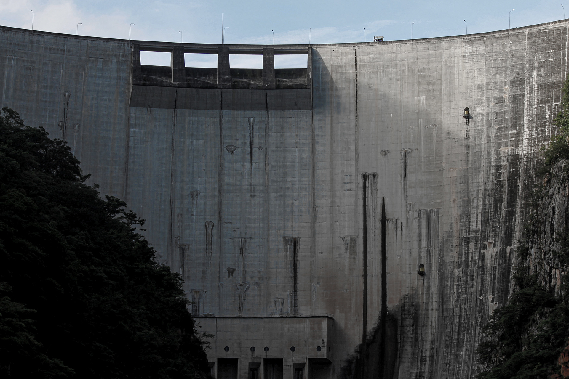IT IS THE 5TH HIGHEST DAM IN THE AMERICAS