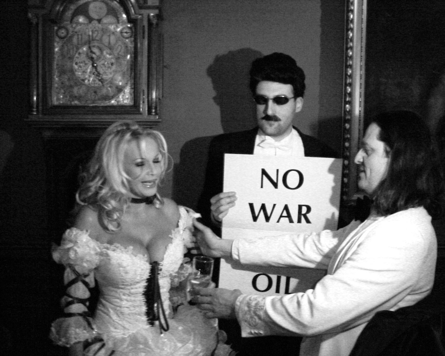 Ina Werner beim Wiener Opernball - Protestaktion: No War No Oil