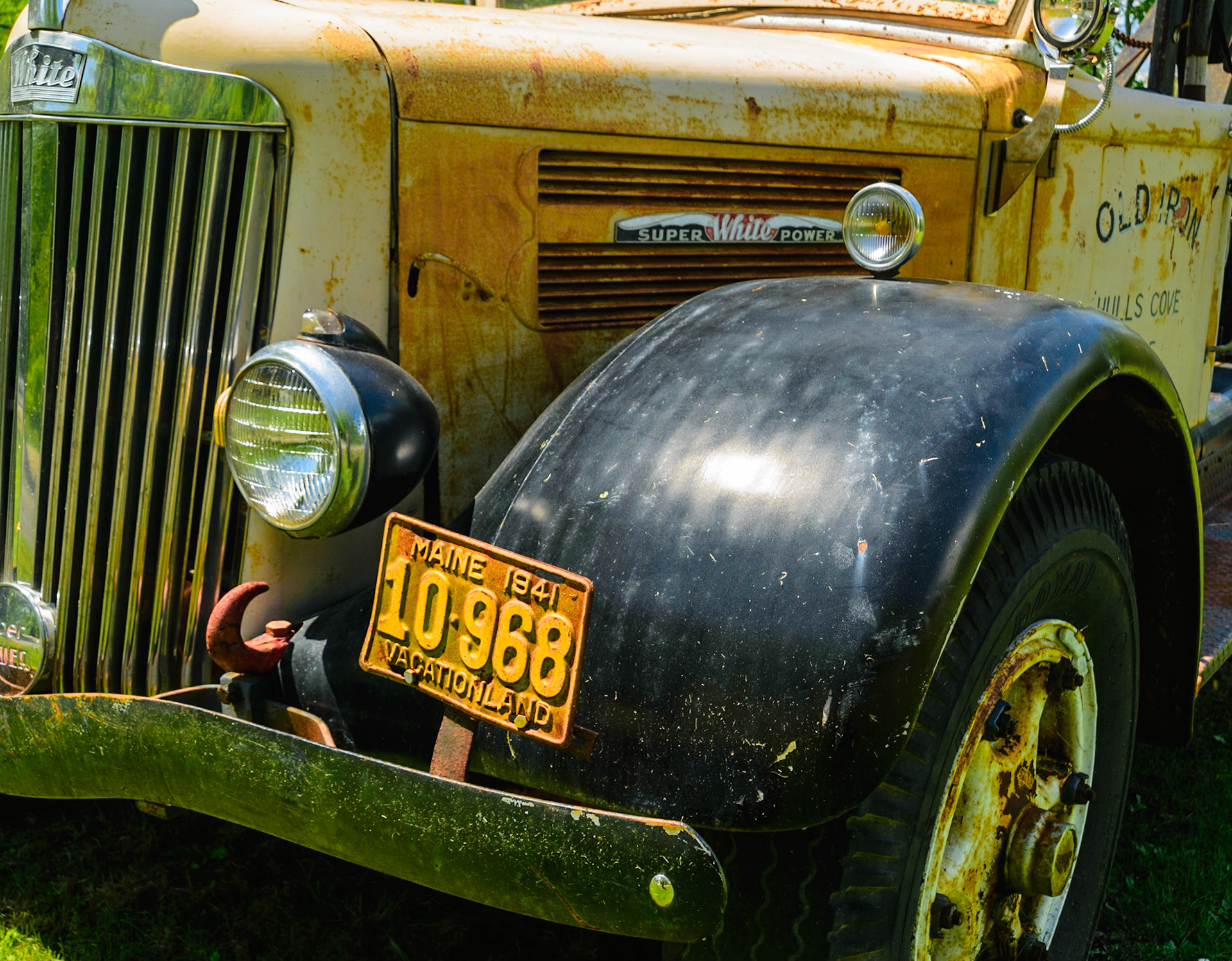 DTGD20409-Old White Tow Truck