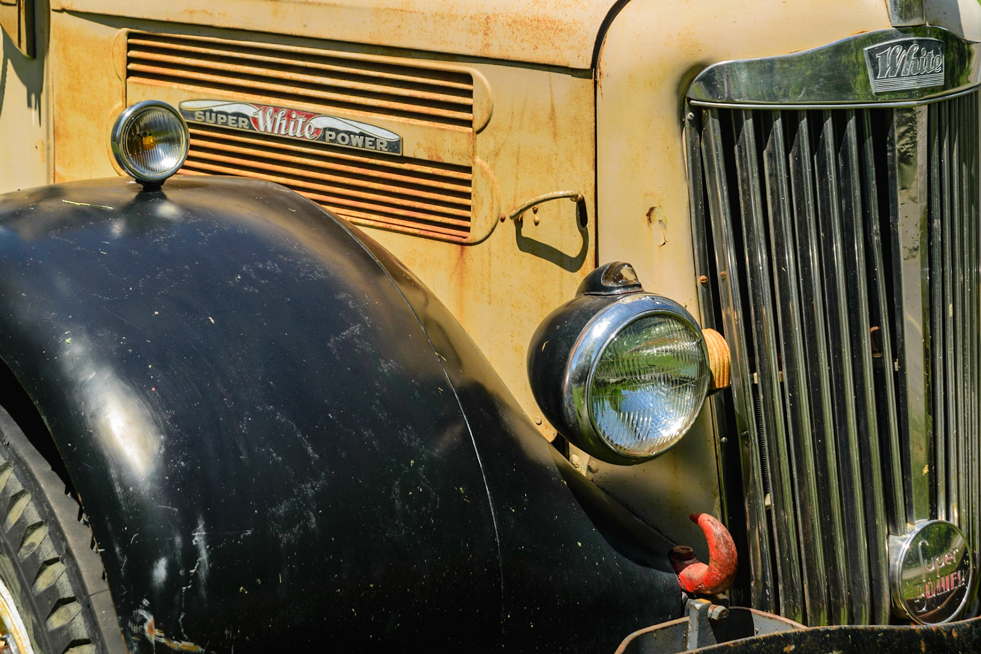 DTGD20395-Old White Tow Truck