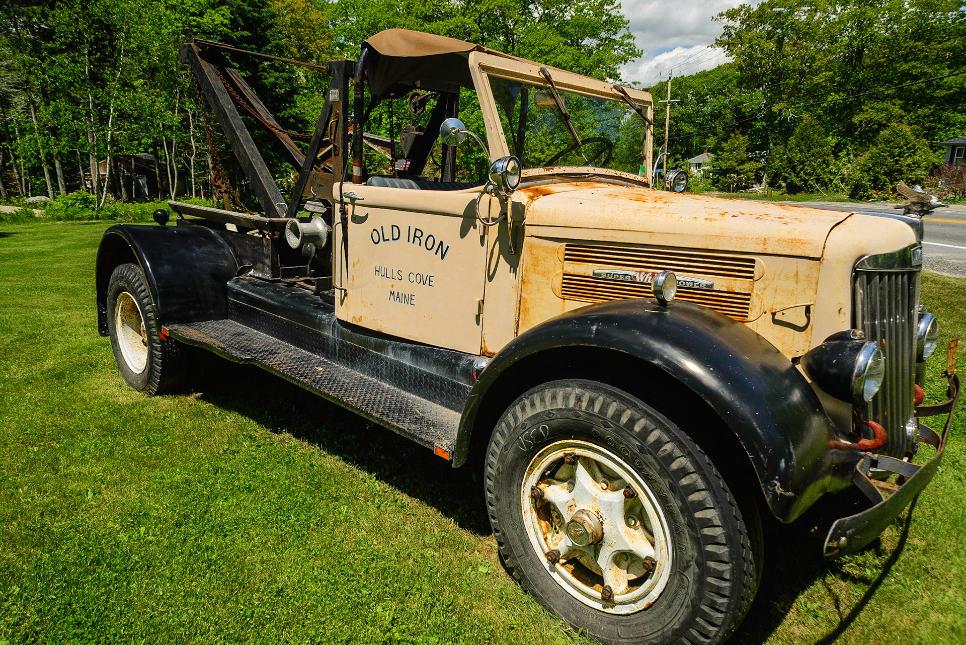 DTGD20399-Old White Tow Truck