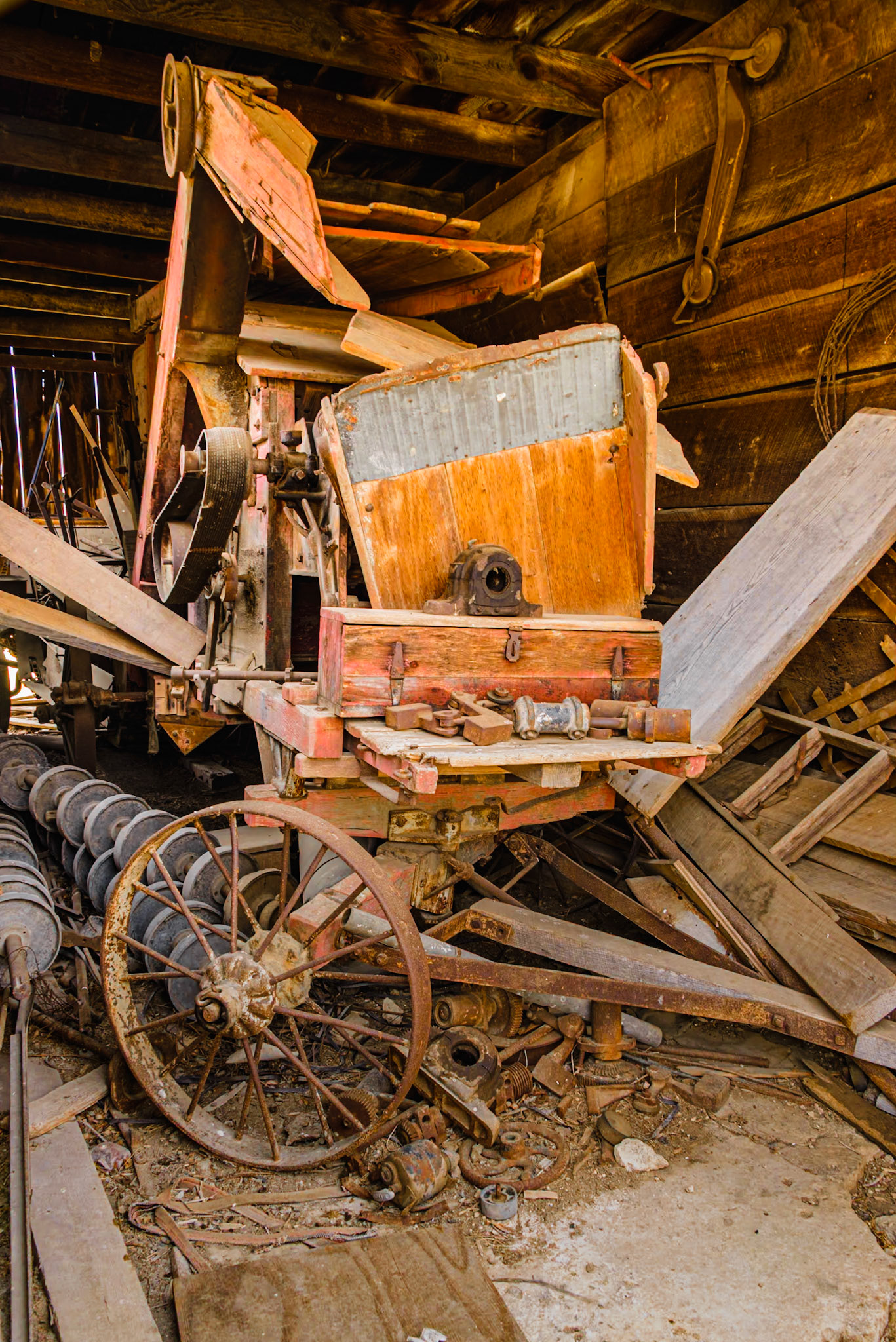 DTGD25603-Old Thrashing Machine