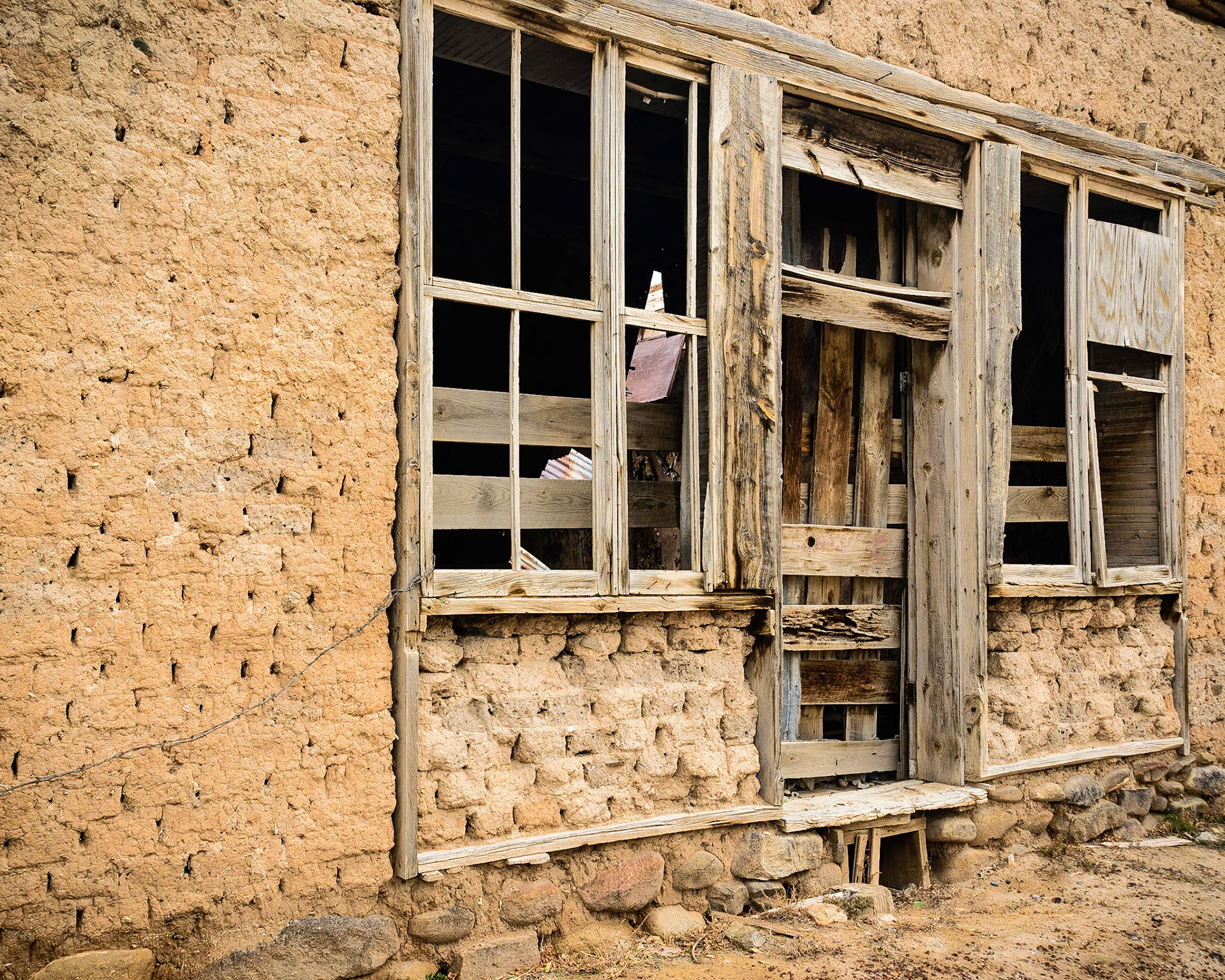 DTGD23279 Old adobe store front in Ranchos de Taos Plaza, Taos, NM