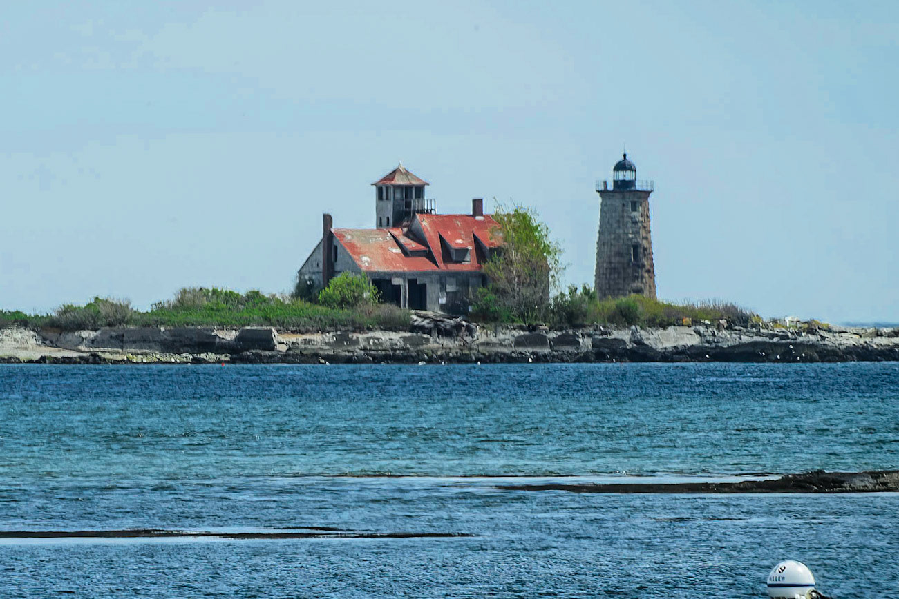 DTGD15174 Whaleback Lighthouse &amp; Wood Island Life Saving Station (brfore restoration)