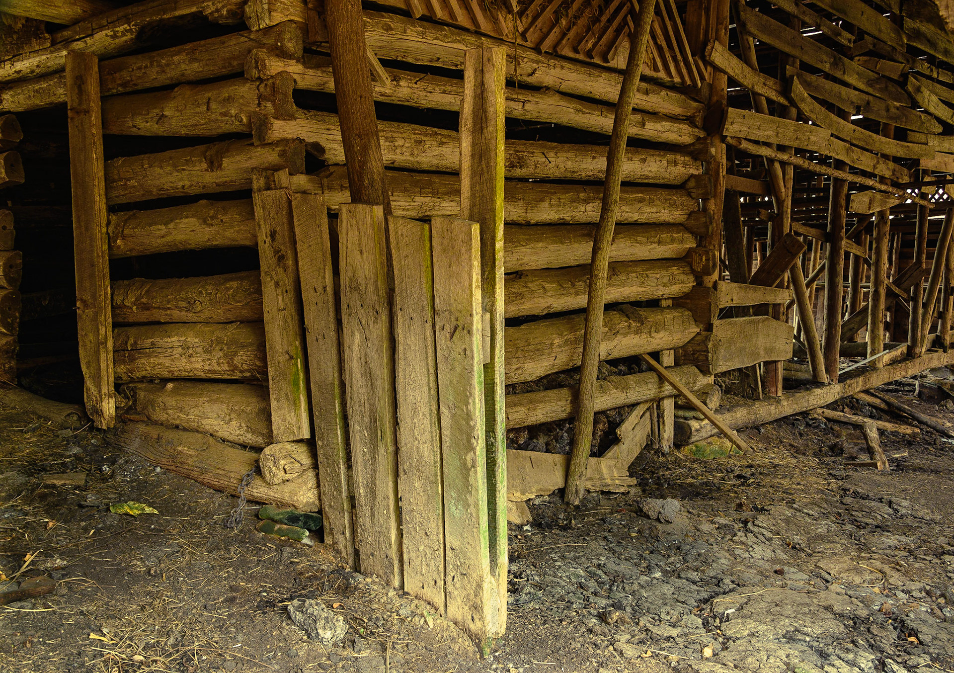 DTGD25373. Inside Old  Barn