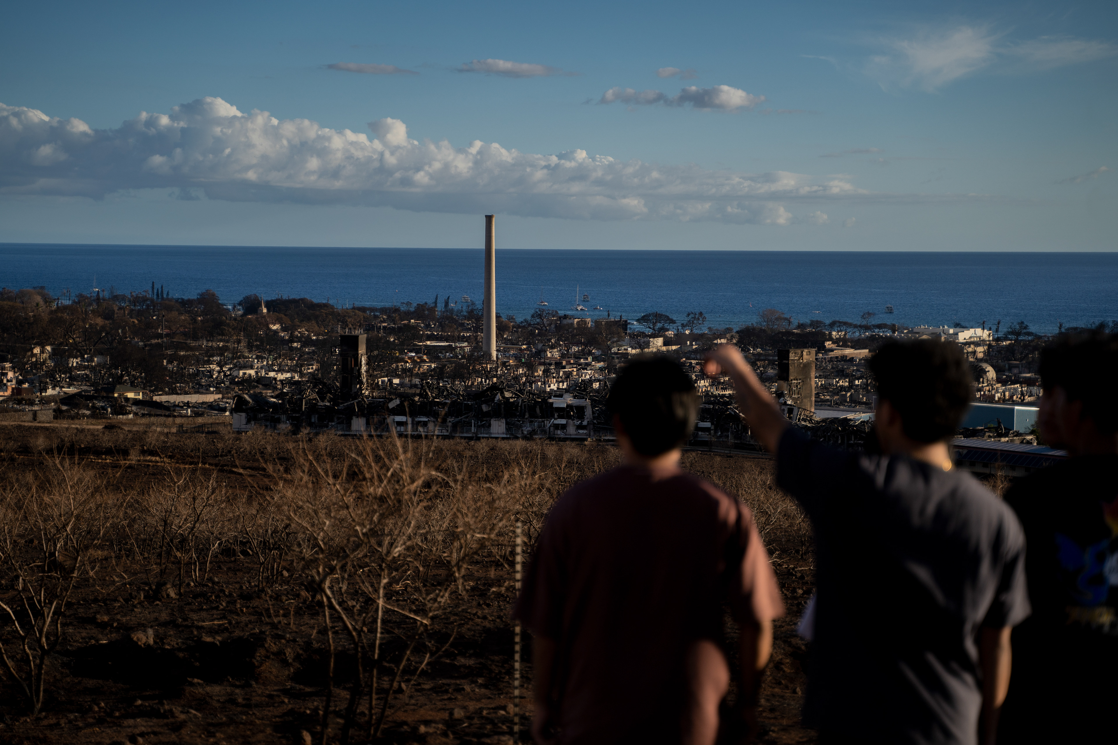 LAHAINA, HI - AUGUST 13: People looking down to downtown Lahaina from Lahaina Bypass in Lahaina, Hawaii on August 13, 2023. (Photo by Mengshin Lin for The Washington Post)