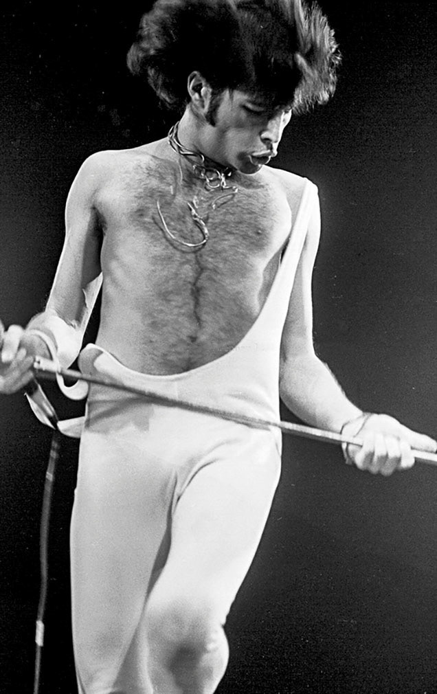 Freddie-Mercury-with-Queen,-Feb-5,-1977.-Madison-Square-Garden..4