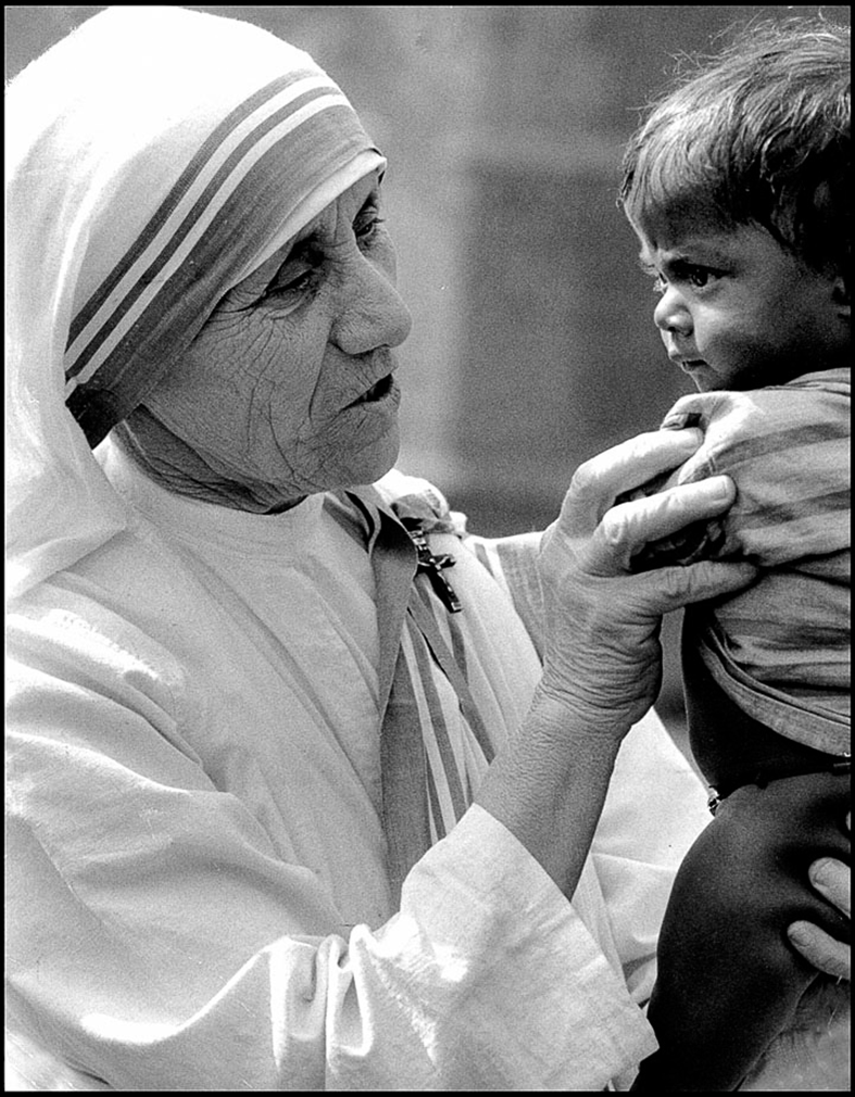 Calcutta, West Bengal, India. Dec 22, 1971. Mother Teresa, head of The Sisters of Charity hands out Christmas gifts to the poor and needy from the streets of Calcutta,