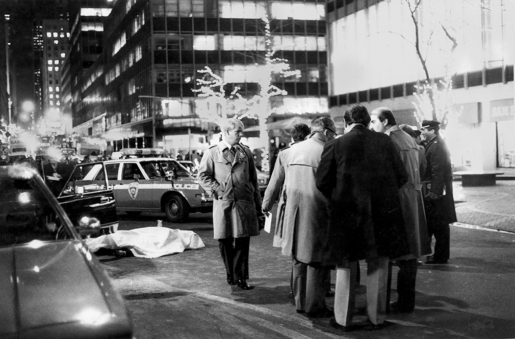 New York, Ny; Dec. 16, 1985, The mob hit ooutside Sparks Steakhouse on East 46 Street between Second and Third Avenues in Manhattan. Detectives arrive to find the bodies of Paul Castellano and Thomas Biloti.