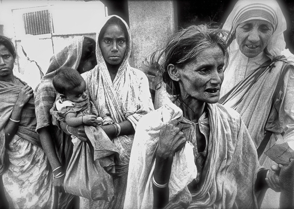 Calcutta, Bengal, India., Dec 22, 1971. Mother Teresa hands out Christmas gifts to the poor of Calcutta