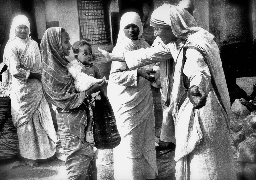 Calcutta, West Bengal, India. Dec 22, 1971. Mother Teresa, head of The Sisters of Charity hands out Christmas gifts to the poor and needy from the streets of Calcutta,