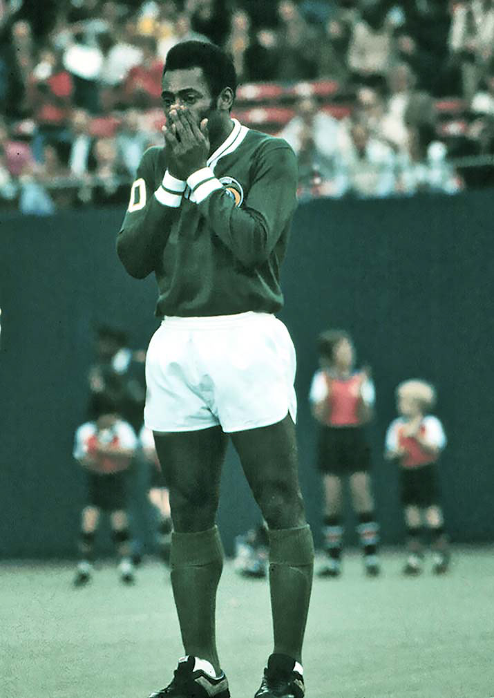 East Rutherford, Nj; Pele the great Brazilian football / soccer player becomes emotional as he bids farewell to 77,000 adoring fans before he plays his very last game for the NY Cosmos at Giants Stadium