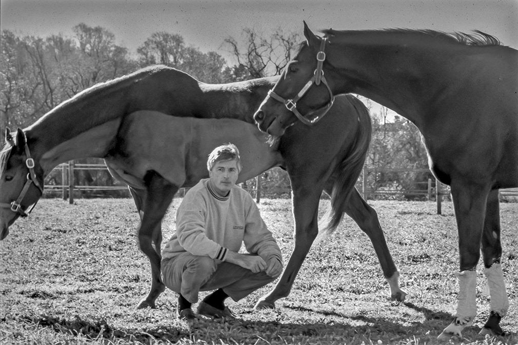 North East, Maryland. 1998. The great racehorse trainer Michael Dickinson with his greatest triumph Da Hoss ( foreground) winner of the 1998 Breeders Cup. Seen at his Tapeta Farm training facility.