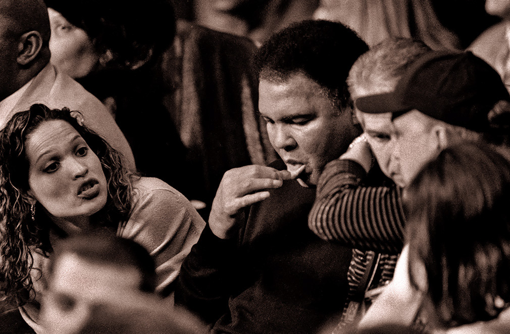 Auburn Hills, Michigan. October 20, 2000. Muhammad Ali, surrounded by family and friends attends daughter Leila's winning fight with Kendra Lenhart. on the Mike Tyson v Andrew Golota card.