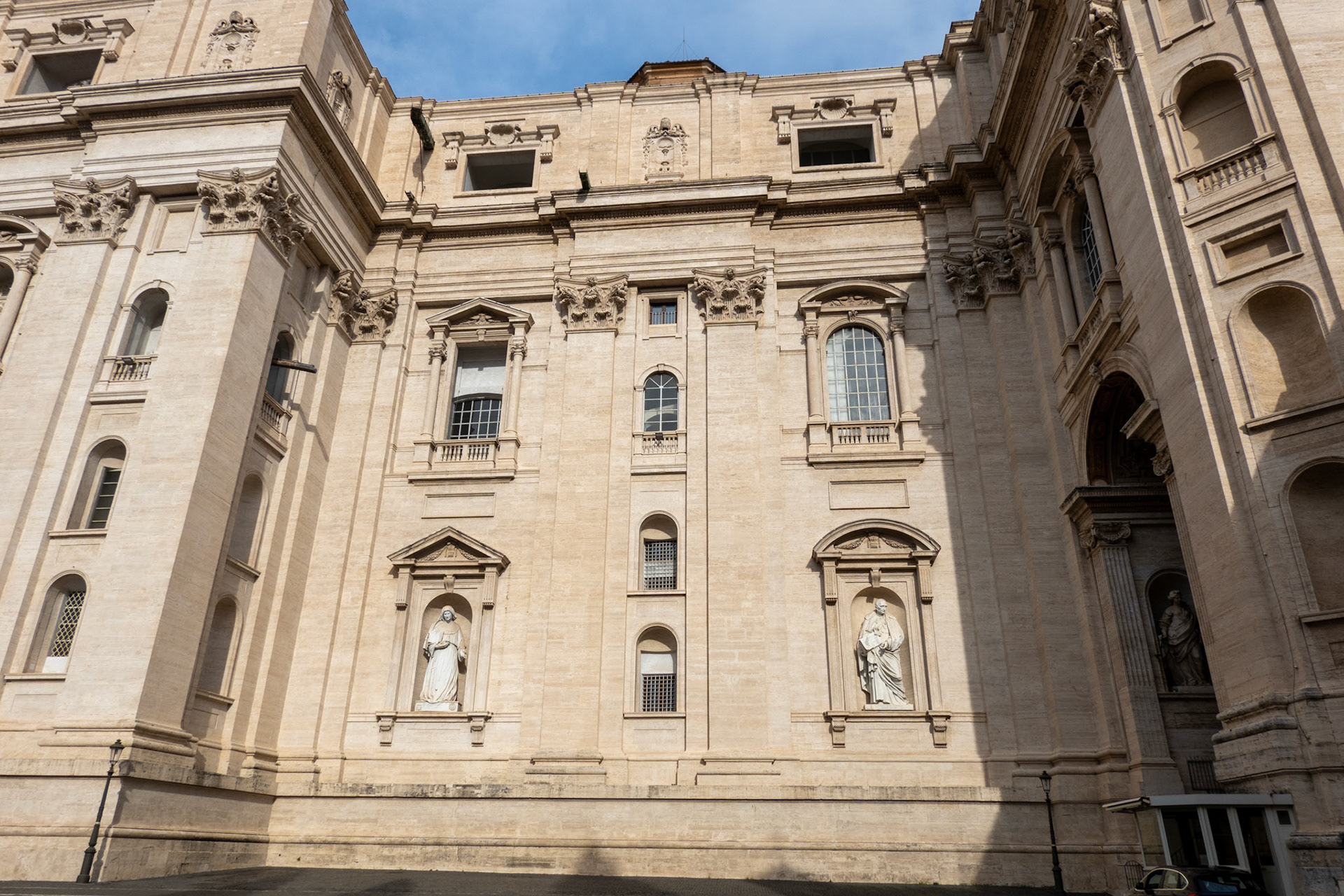 Die Seite des Petersdoms