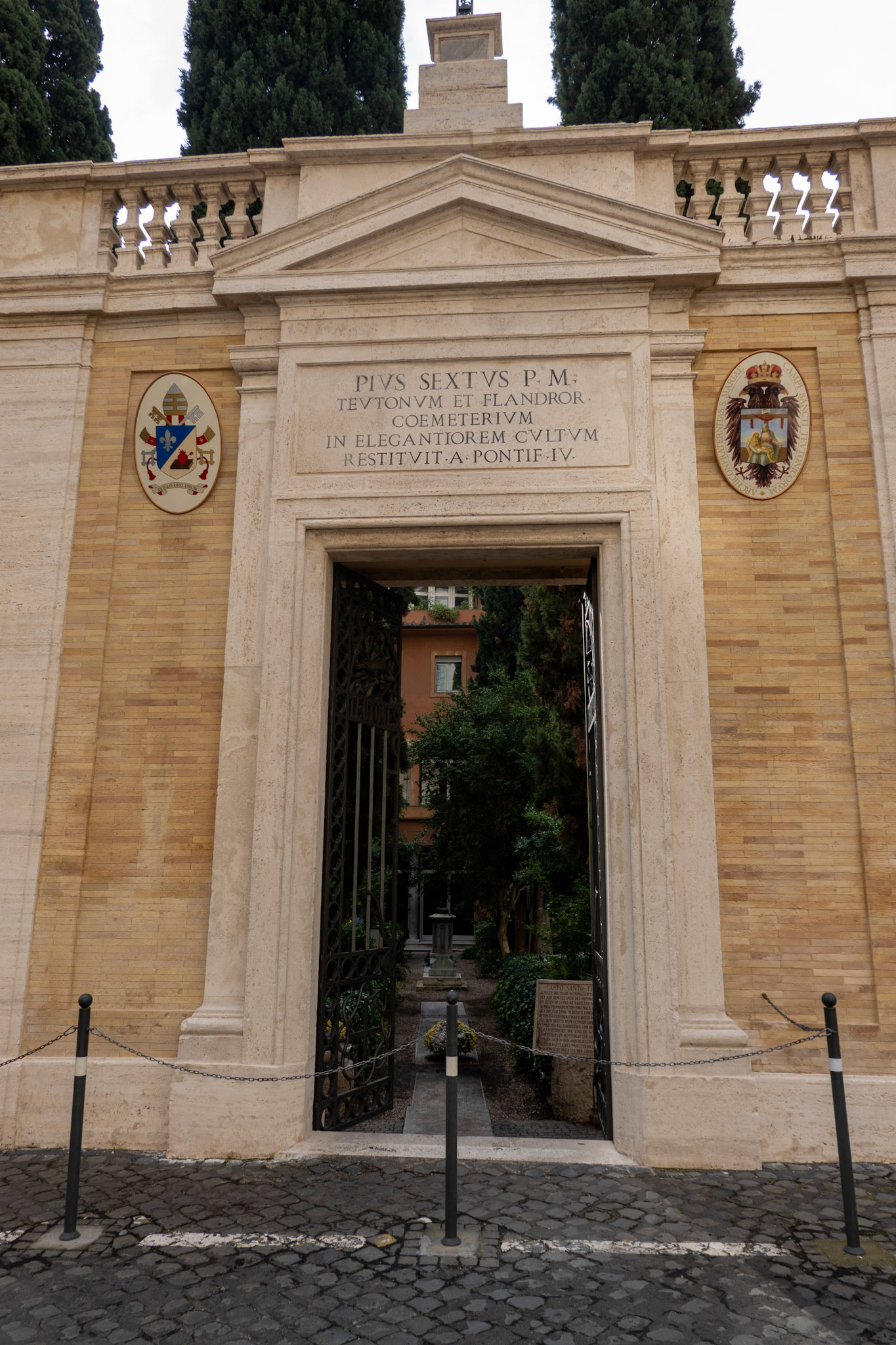 Der Eingang zum Friedhof