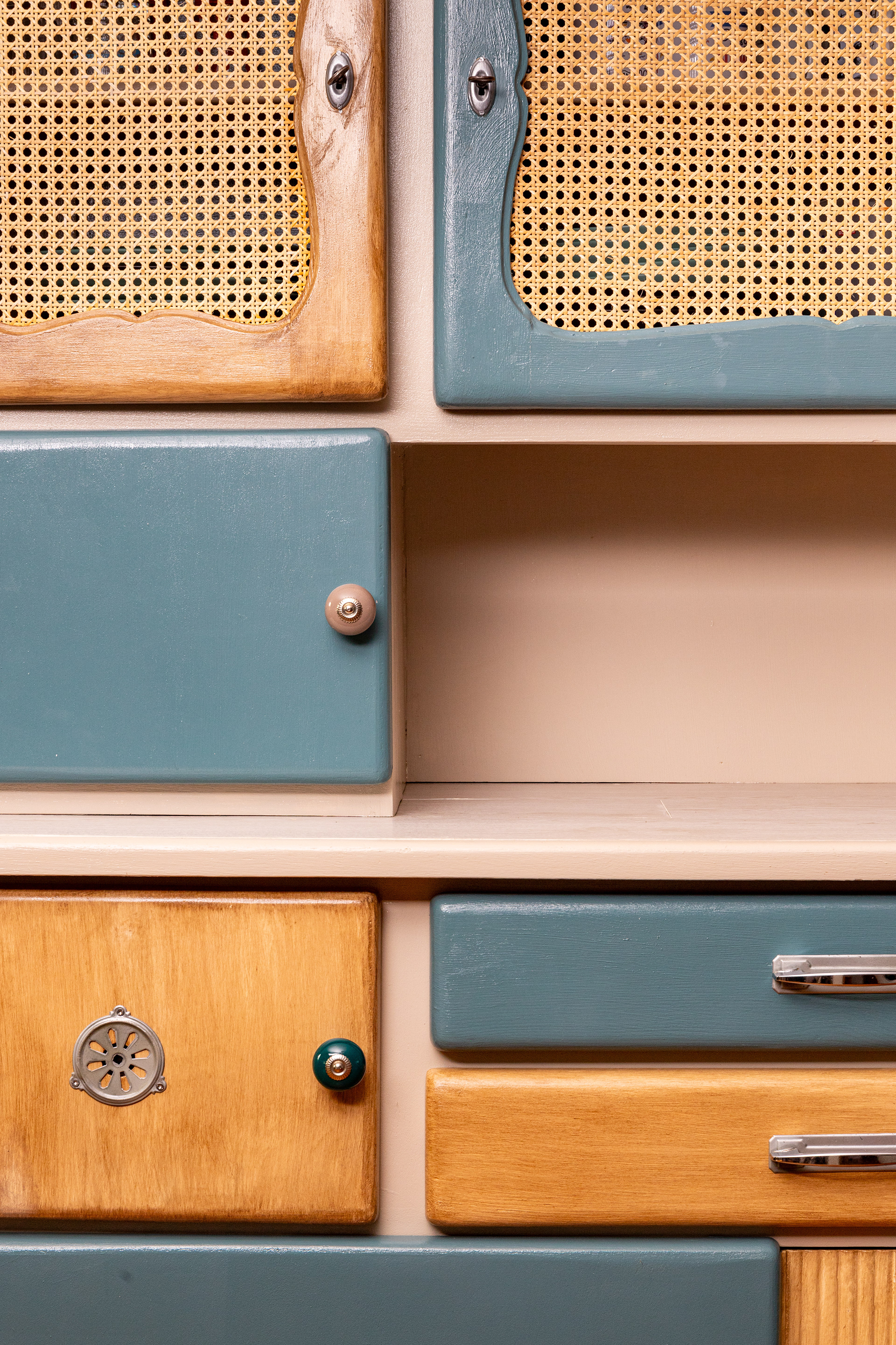 Gros plan d'un meuble relooké