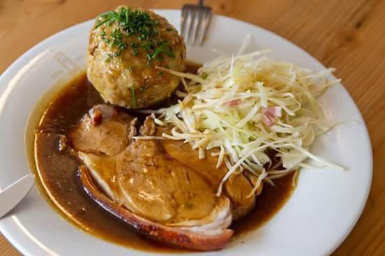 Sonntags gibts an frischen Schweinsbraten!