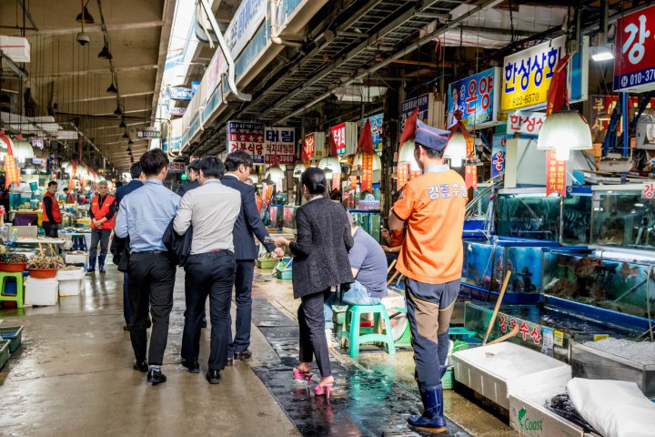 Businessmen grab a fresh lunch at Noryangjin Fish Market 