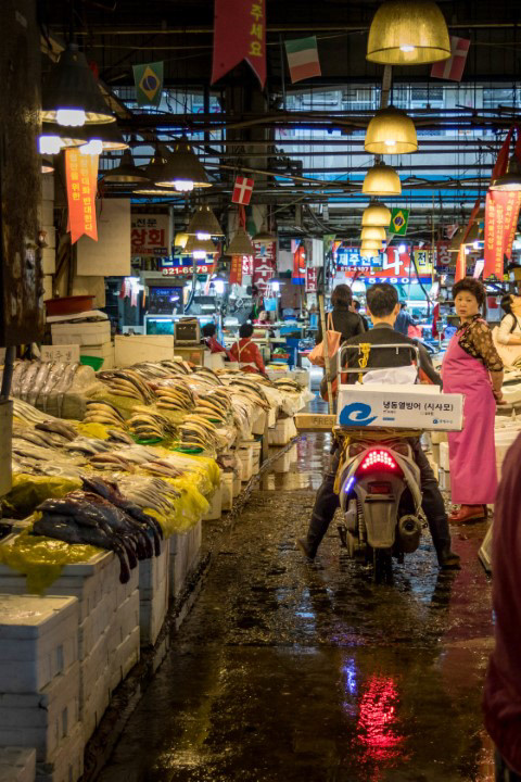 Delivery through Noryangjin Market