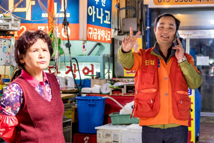 Noryangjin Fish Market -vendors wearing vests with "Together we Fight"