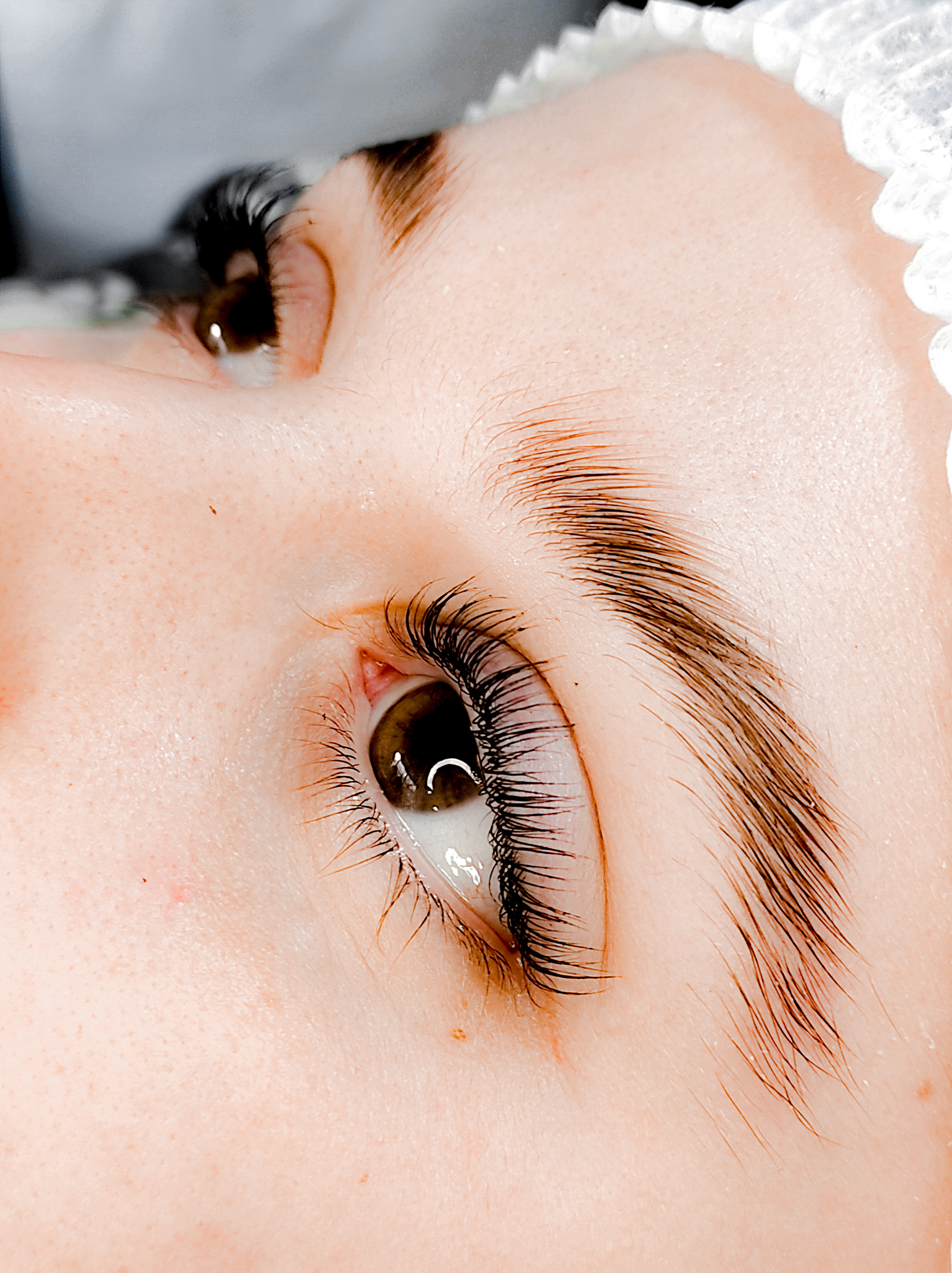 Foto final corrección de manchas y foco en cejas y pestañas