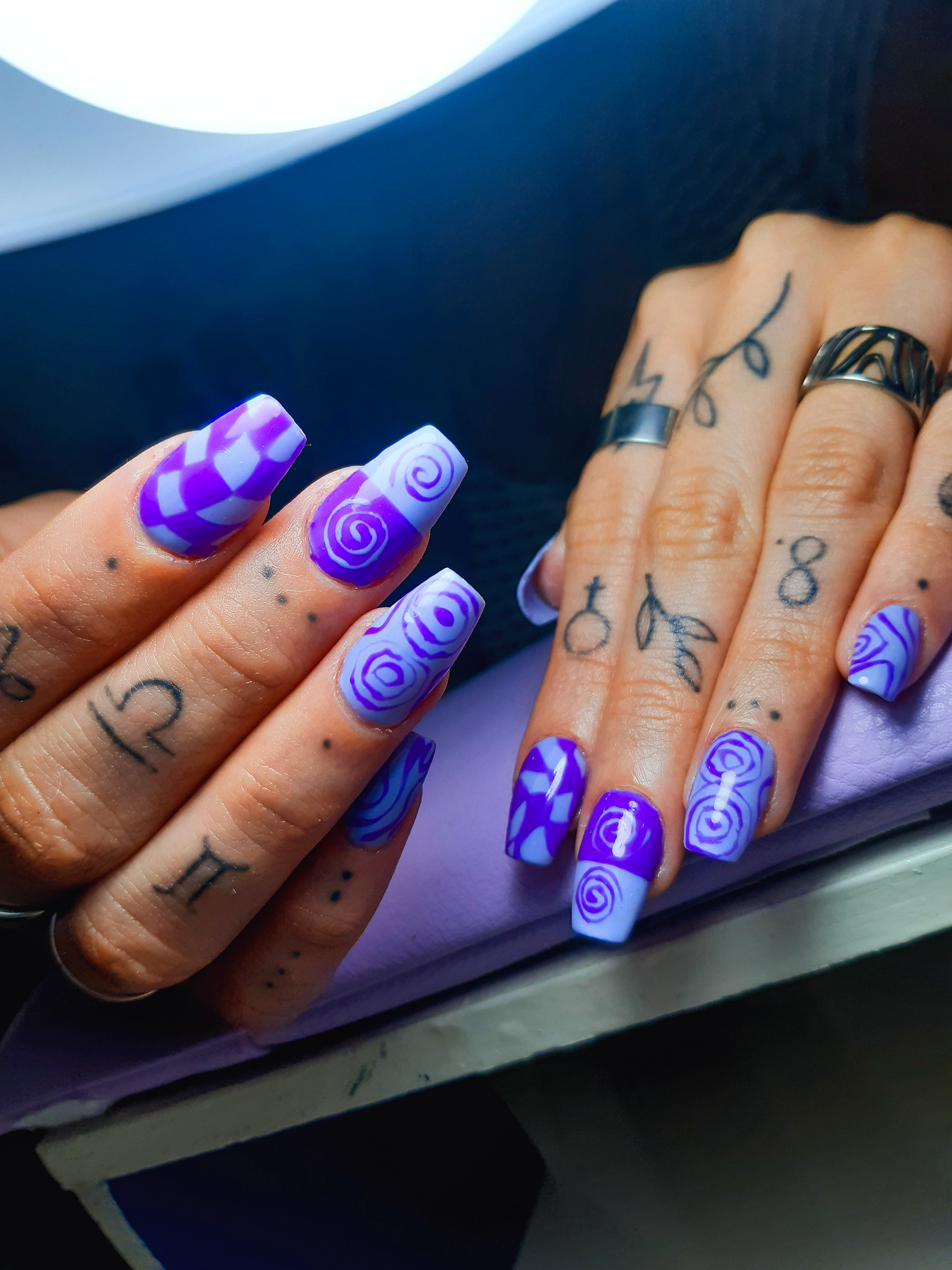 Foto editada en tonos violetas