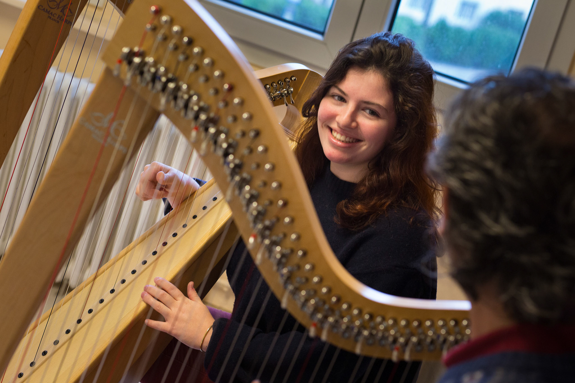 Lise Martin-Le Chêne, en voie de professionnalisation est une passionnée de harpe celtique. Elle approfondit la pratique de cet instrument à corde avec son professeur Dominique Bouchaud.