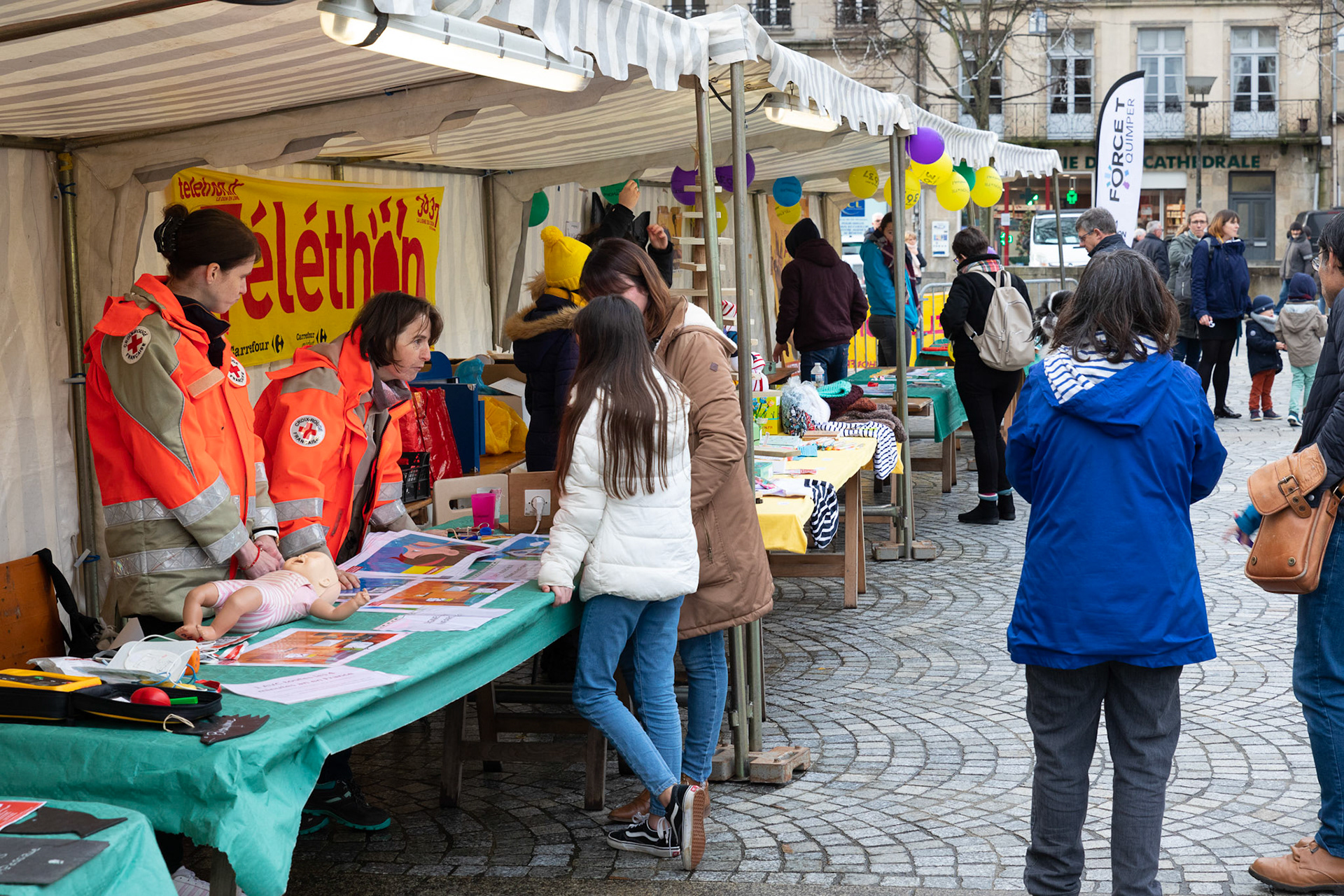Village du Téléthon sur la place Saint-Corentin le samedi 7 décembre 2019.