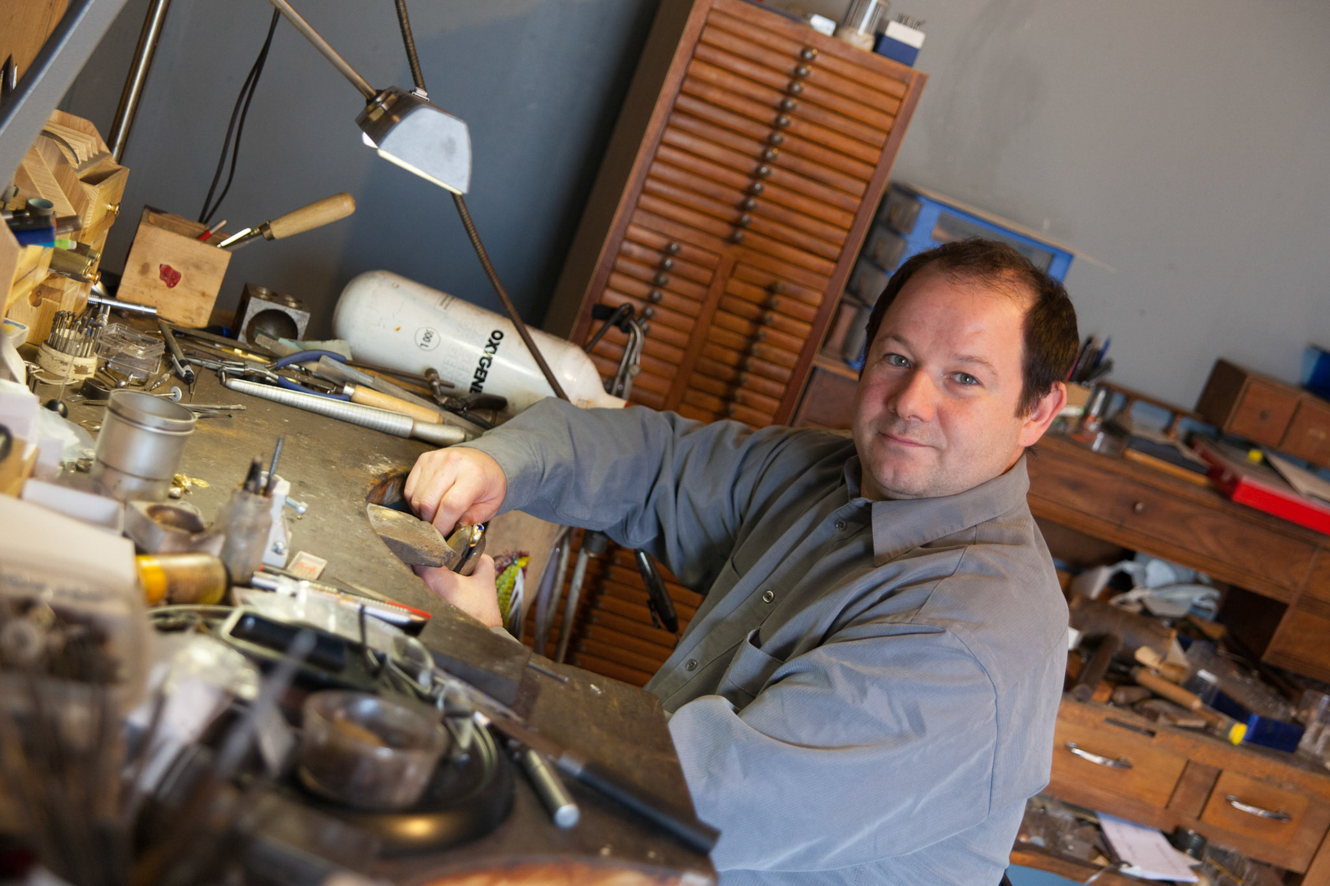Stéphane Larhant, joaillier, affairé à son atelier.