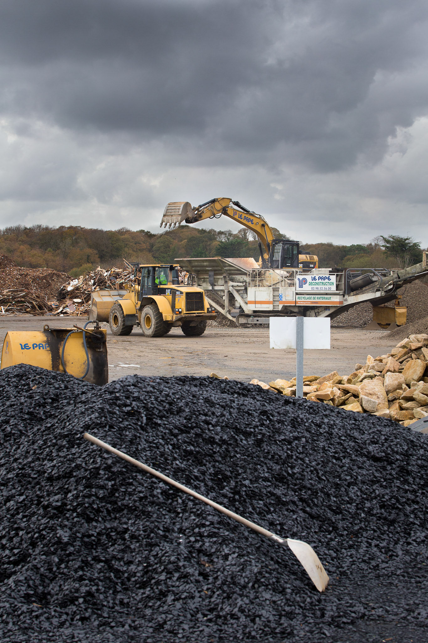 Des brisures d'ardoises destinées aux pare-terres peuvent être achetés sur le site de Le Pape Environnement.