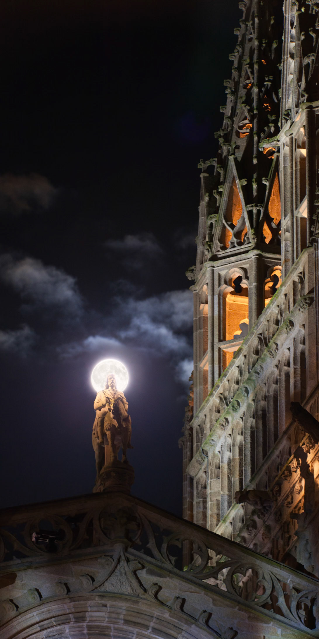 La Pleine Lune de l'équinoxe d'automne fait office de couronne à la statue du roi Gradlon qui orne la cathédrale de Quimper.