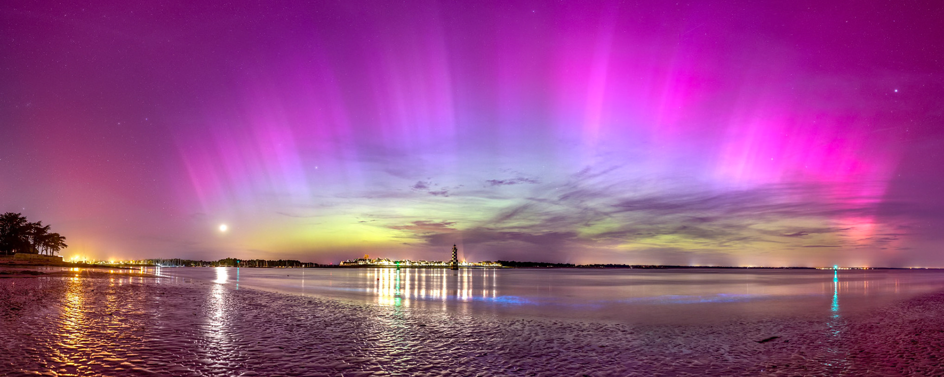 Le 10 mai 2024, à 23h55, une incroyable couronne colorée due à une aurore boréale d'une rare intensité forme une aura au-dessus de l'Île-Tudy et de la Tourelle des Perdrix. Chance supplémentaire, la présence de plancton phosphorescent (bioluminescence) dans les vaguelettes ajoute une teinte bleue le long du rivage. Les deux phénomènes n'ont jamais été photographiés en même temps dans tout l'hémisphère nord ! C'est donc une photo doublement spectaculaire. Mais en plus de l'être, elle est surtout très belle !