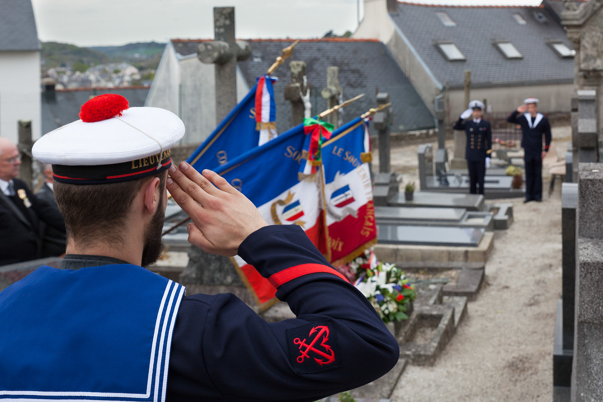 Cérémonie pour la pose d'une plaque commémorative en l'honneur d'Yves le Hénaff, résistant mort en déportation. Salut en honneur du résistant.