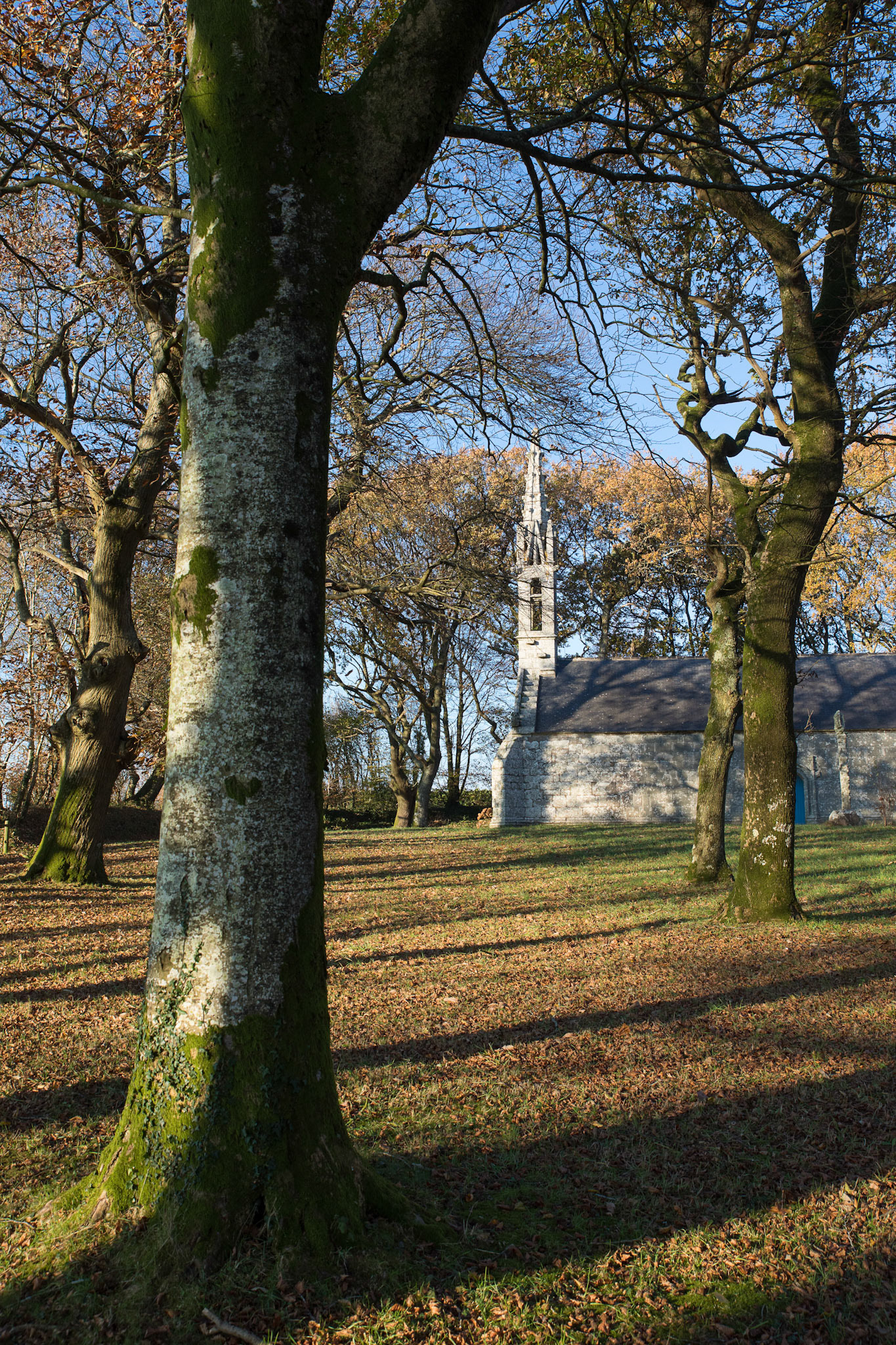 La chapelle Saint-Jean-Botlan le long du circuit des chapelles à Edern.